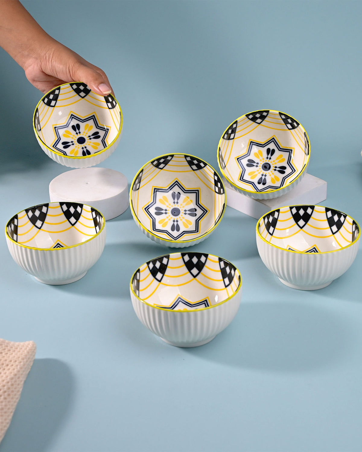 Set of 4 artistic porcelain shiny bowls
