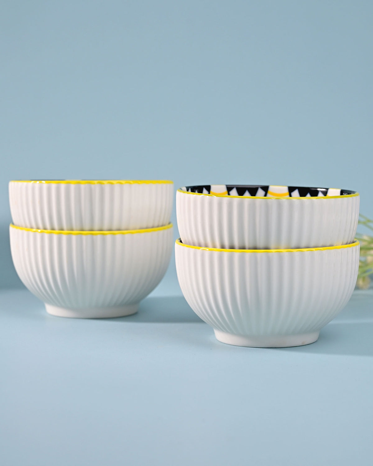 Elegant shiny porcelain bowl set