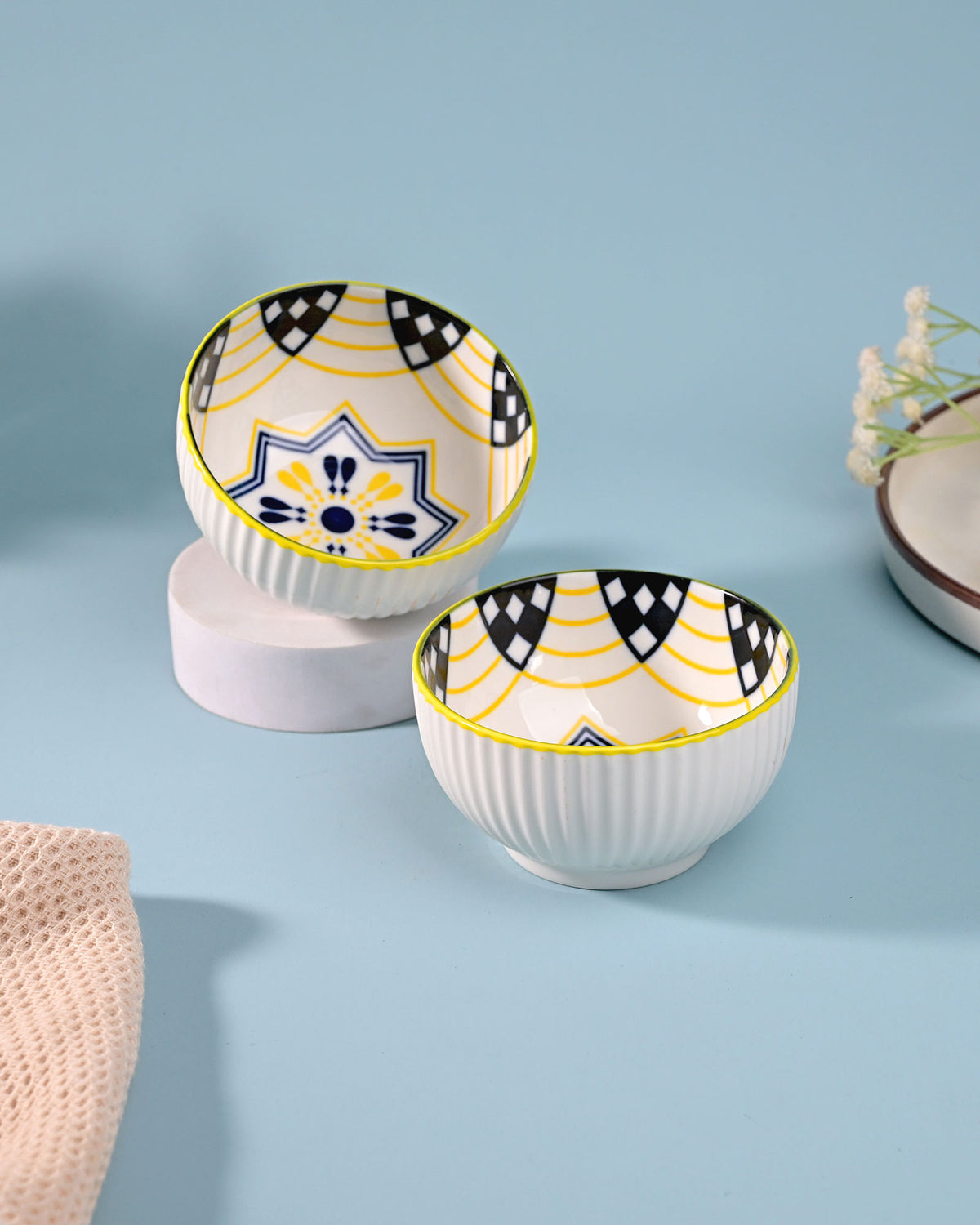 Set of 2 artistic shiny porcelain bowls