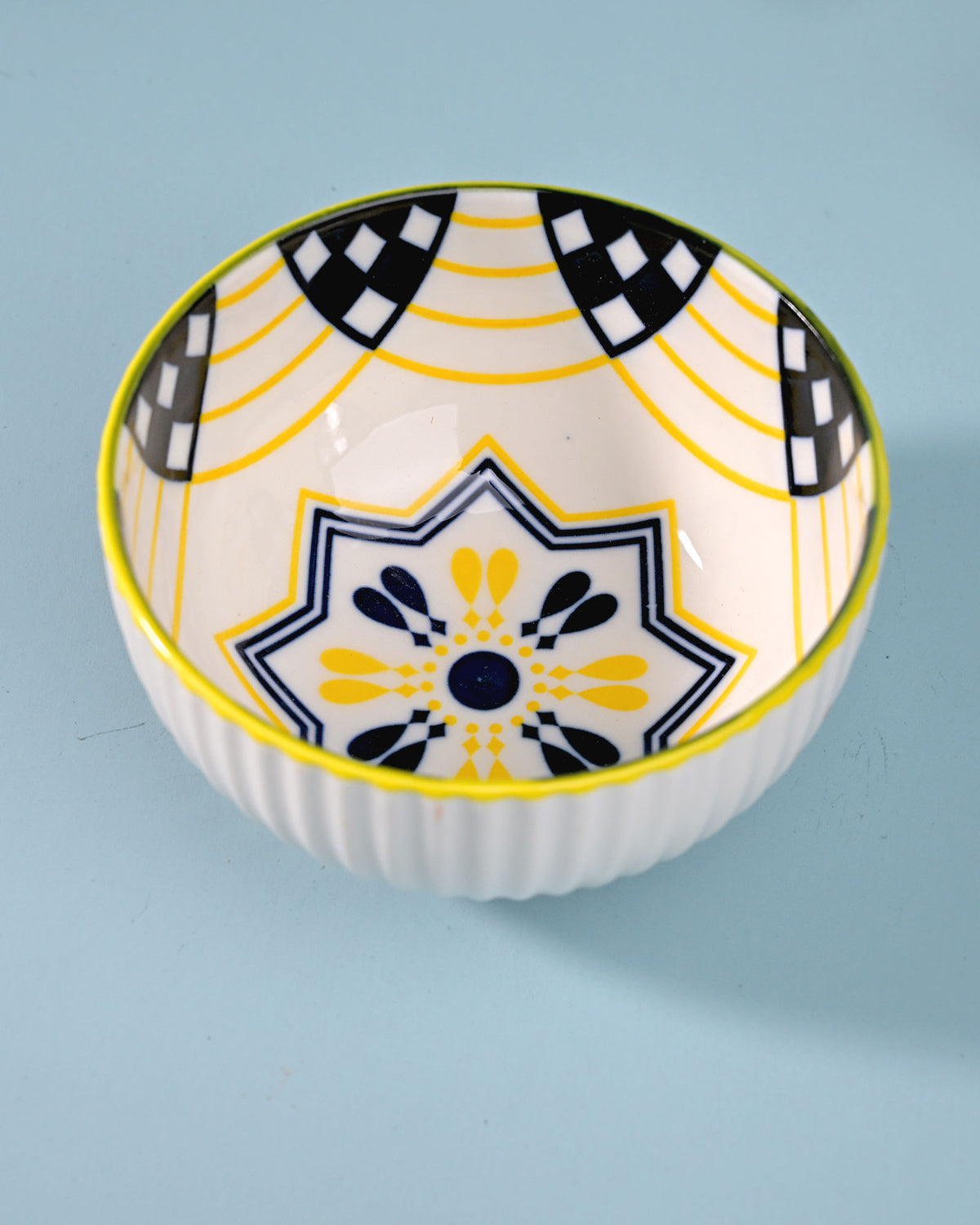 Artistic porcelain bowls with shiny finish
