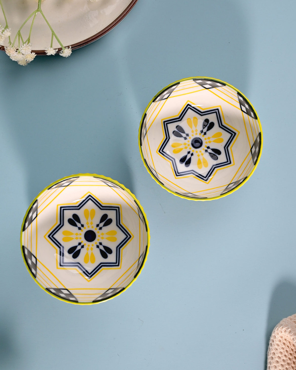 Stylish shiny porcelain bowls for tableware