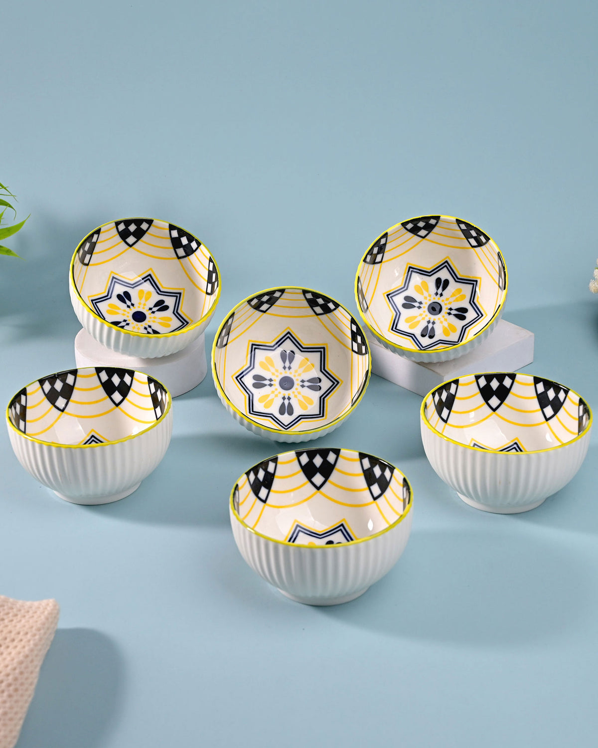 Set of 6 artistic shiny porcelain bowls