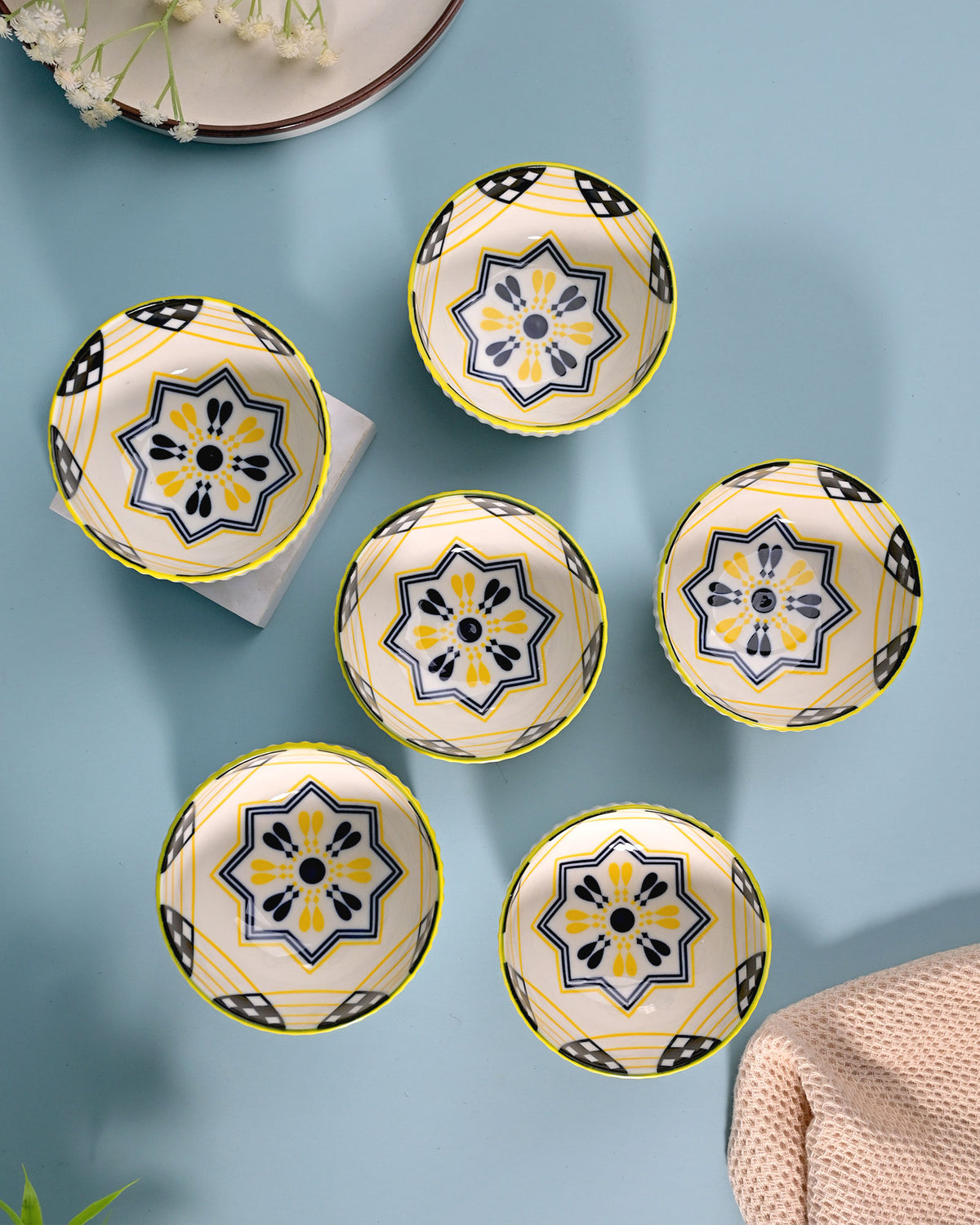 Artistic porcelain bowls with shiny finish
