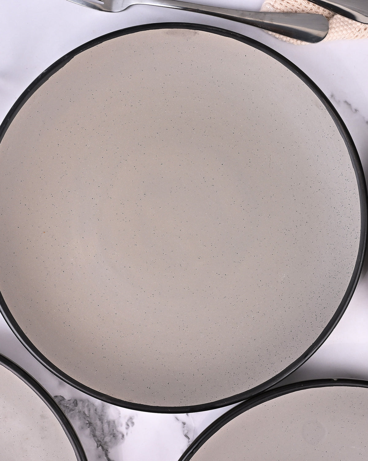 Black-rimmed grey serving plates set of 4