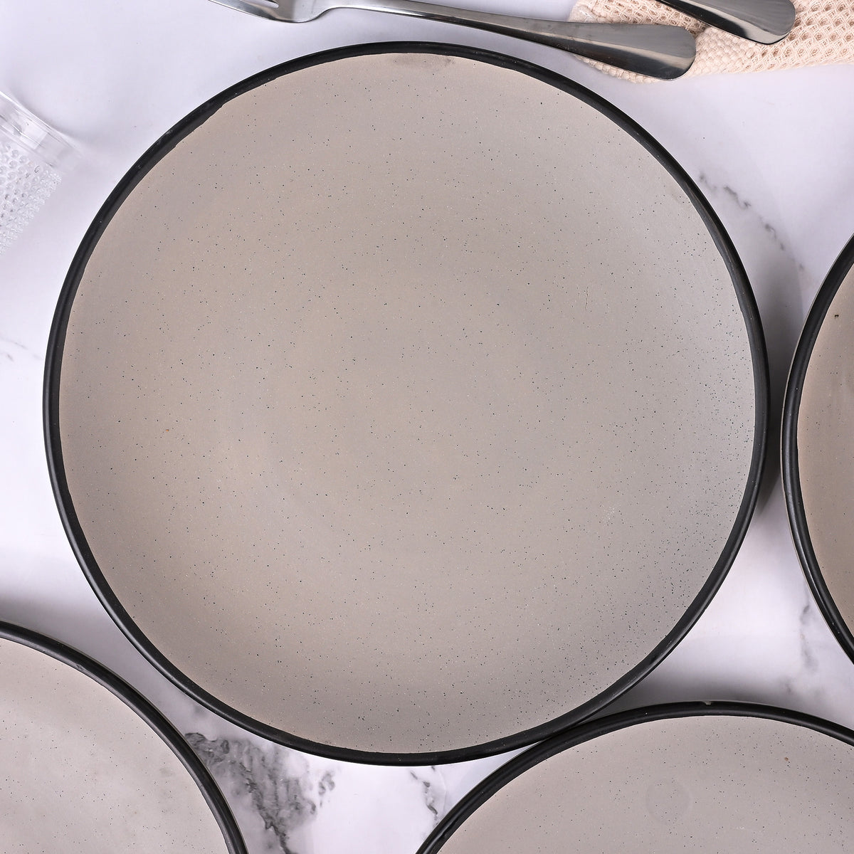 Black-rimmed grey serving plates set of 4