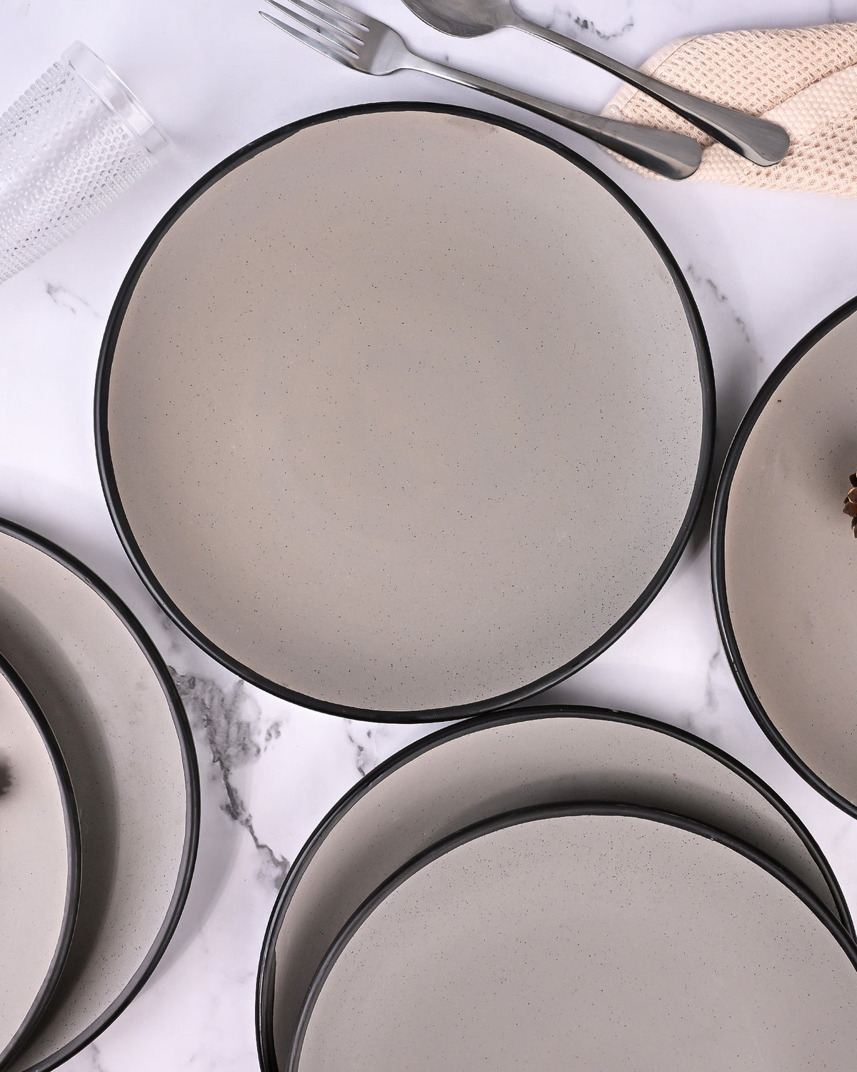 Set of 6 grey dinner plates with black rim