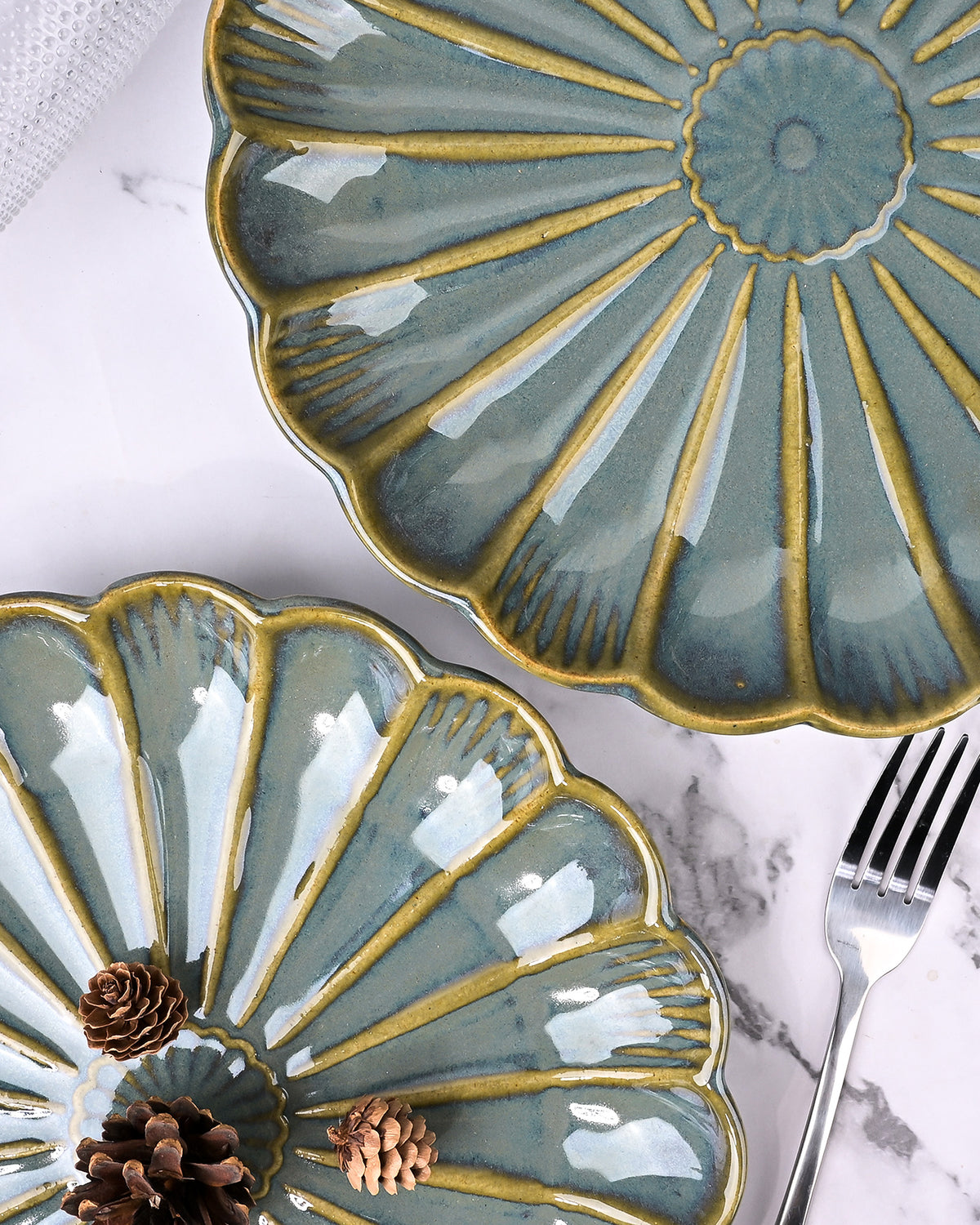 Set of 2 brown flower shaped ceramic plates