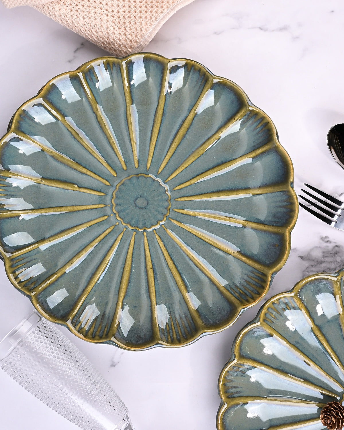 Brown flower shaped ceramic serving plates set of 2