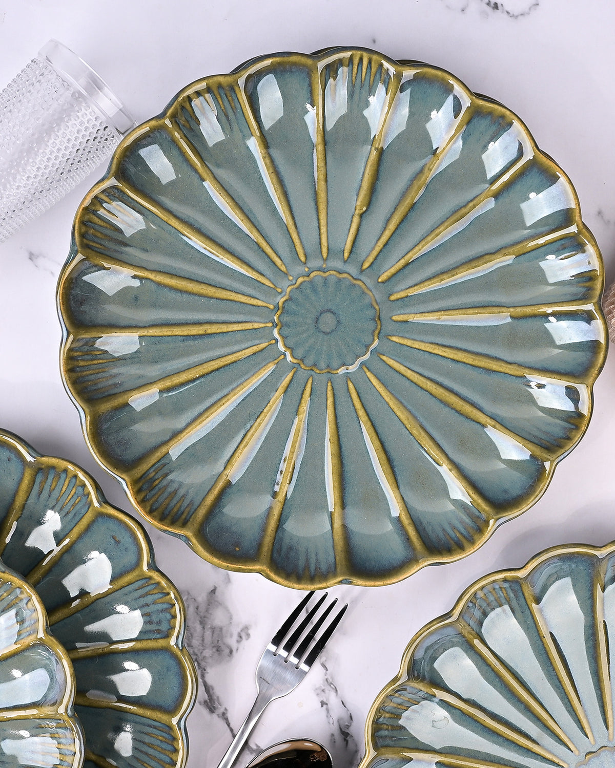 Set of 4 brown flower shaped ceramic plates