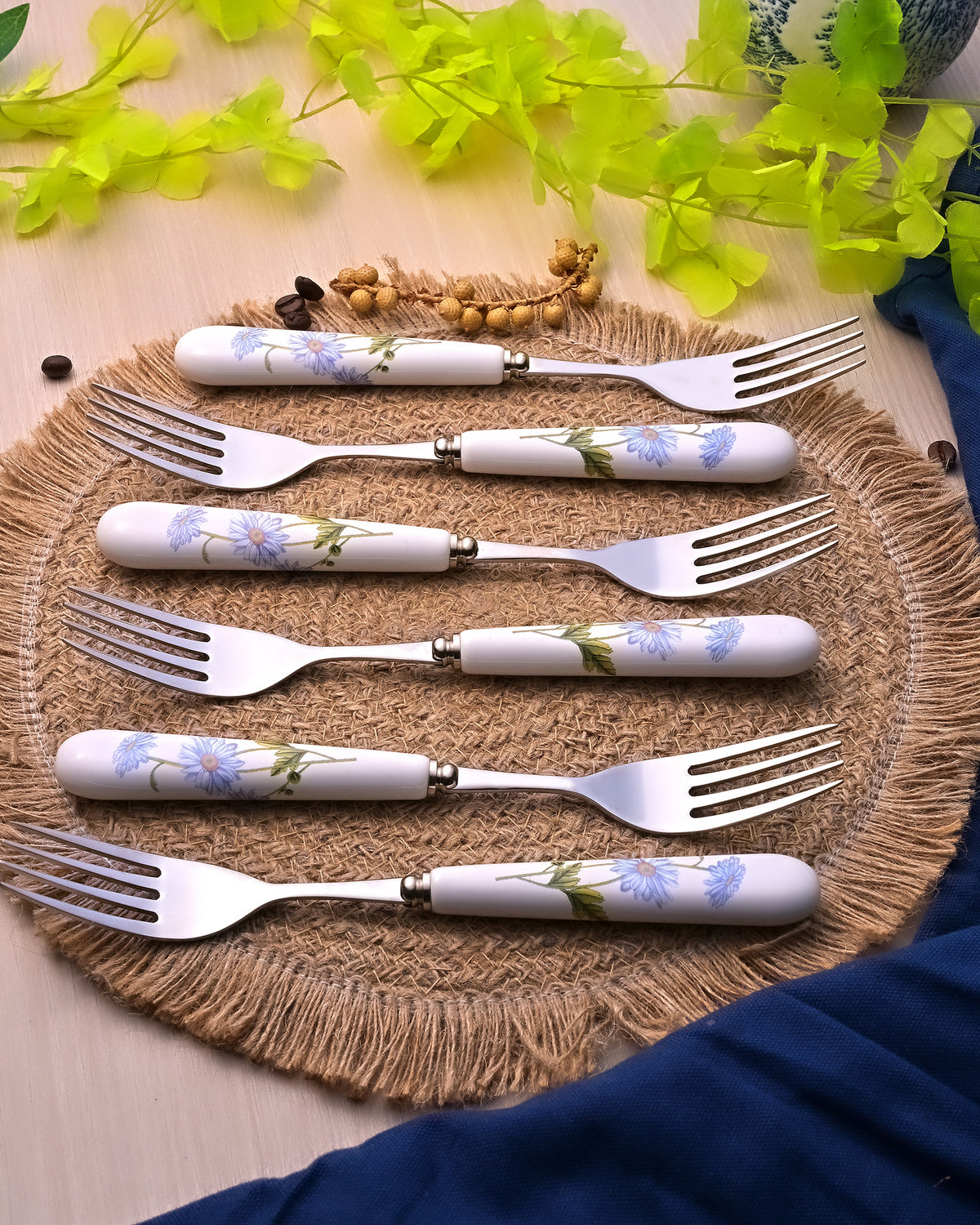 Six piece daisies design fork set