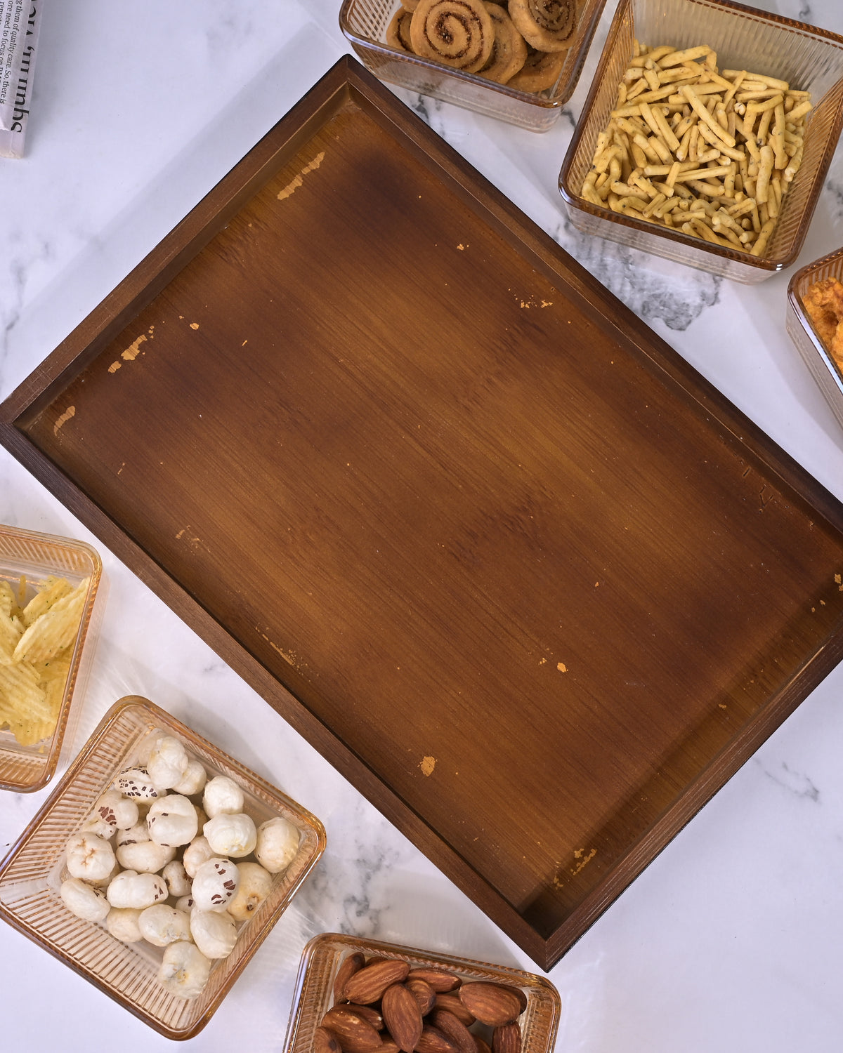 Stylish brown glass serving bowl with tray