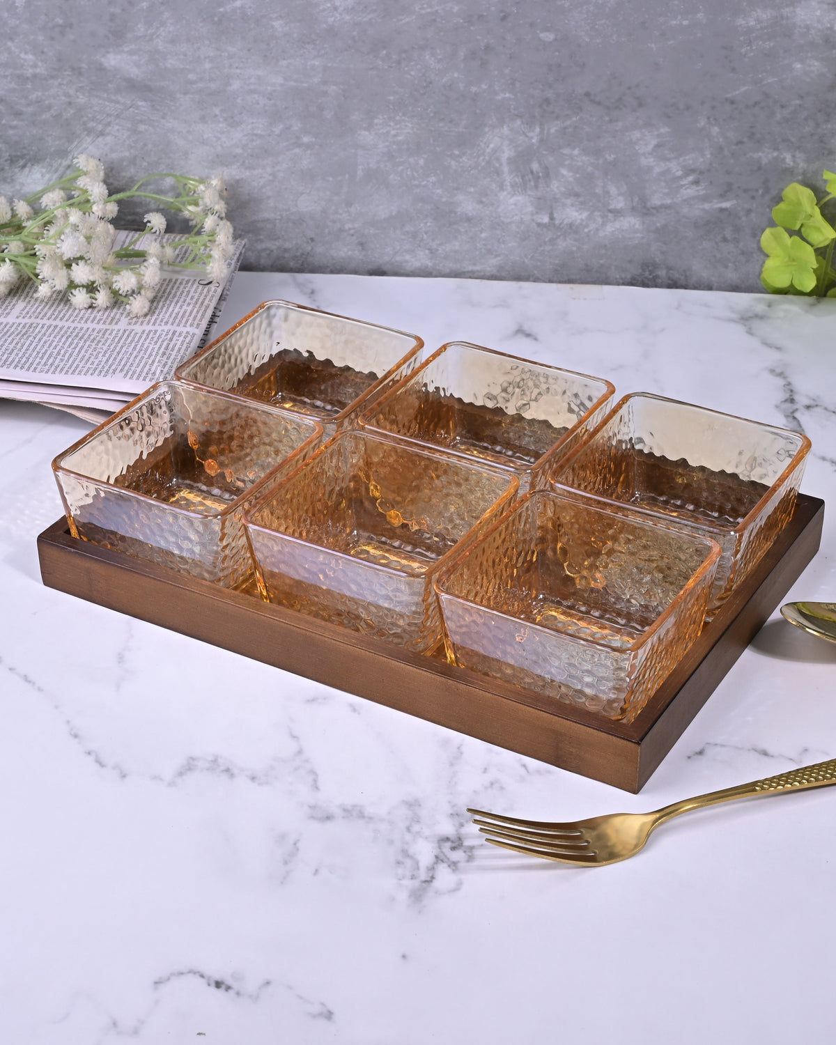 Dazzling square glass bowl set with chic tray