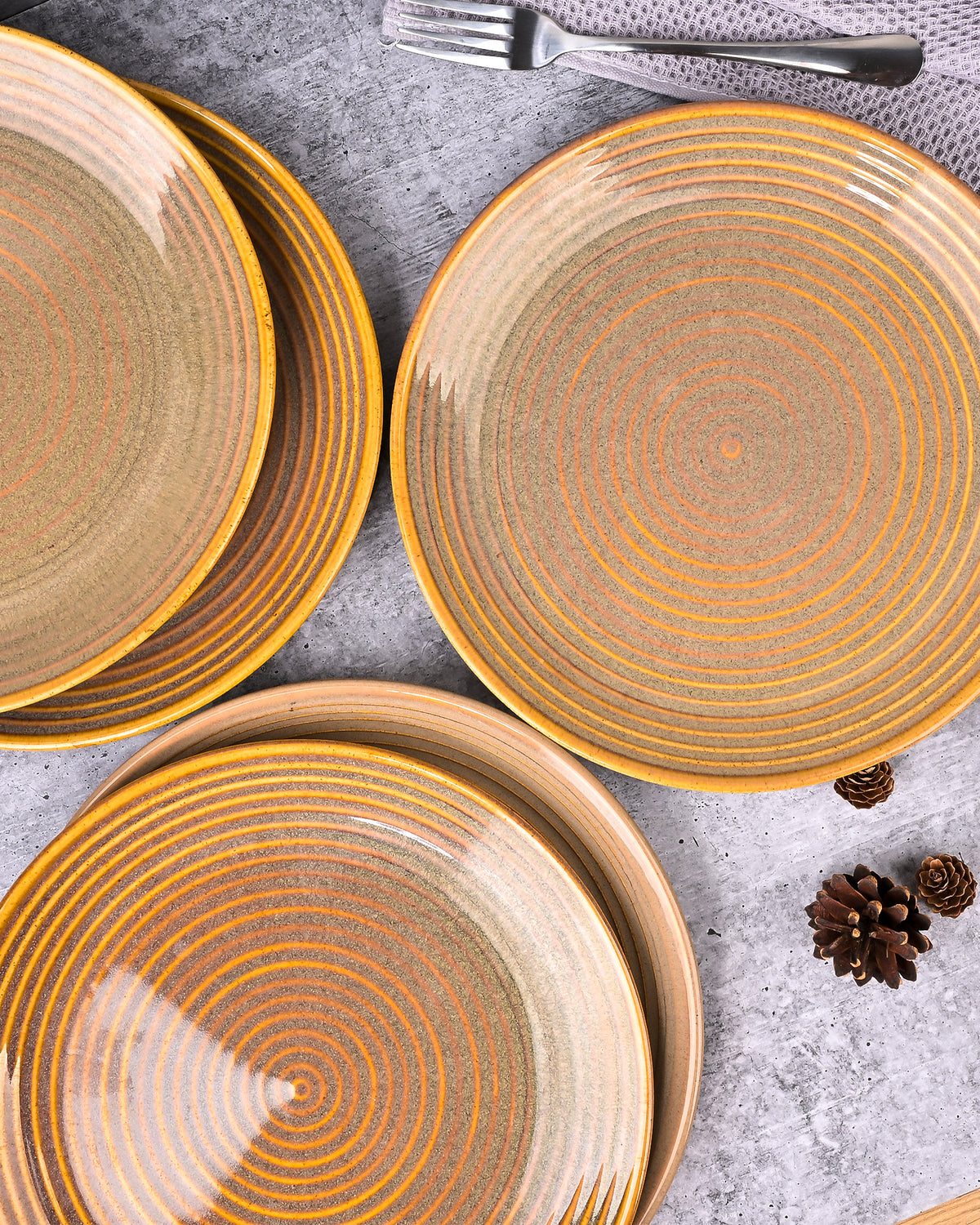 Set of 6 brown spiral design dinner plates