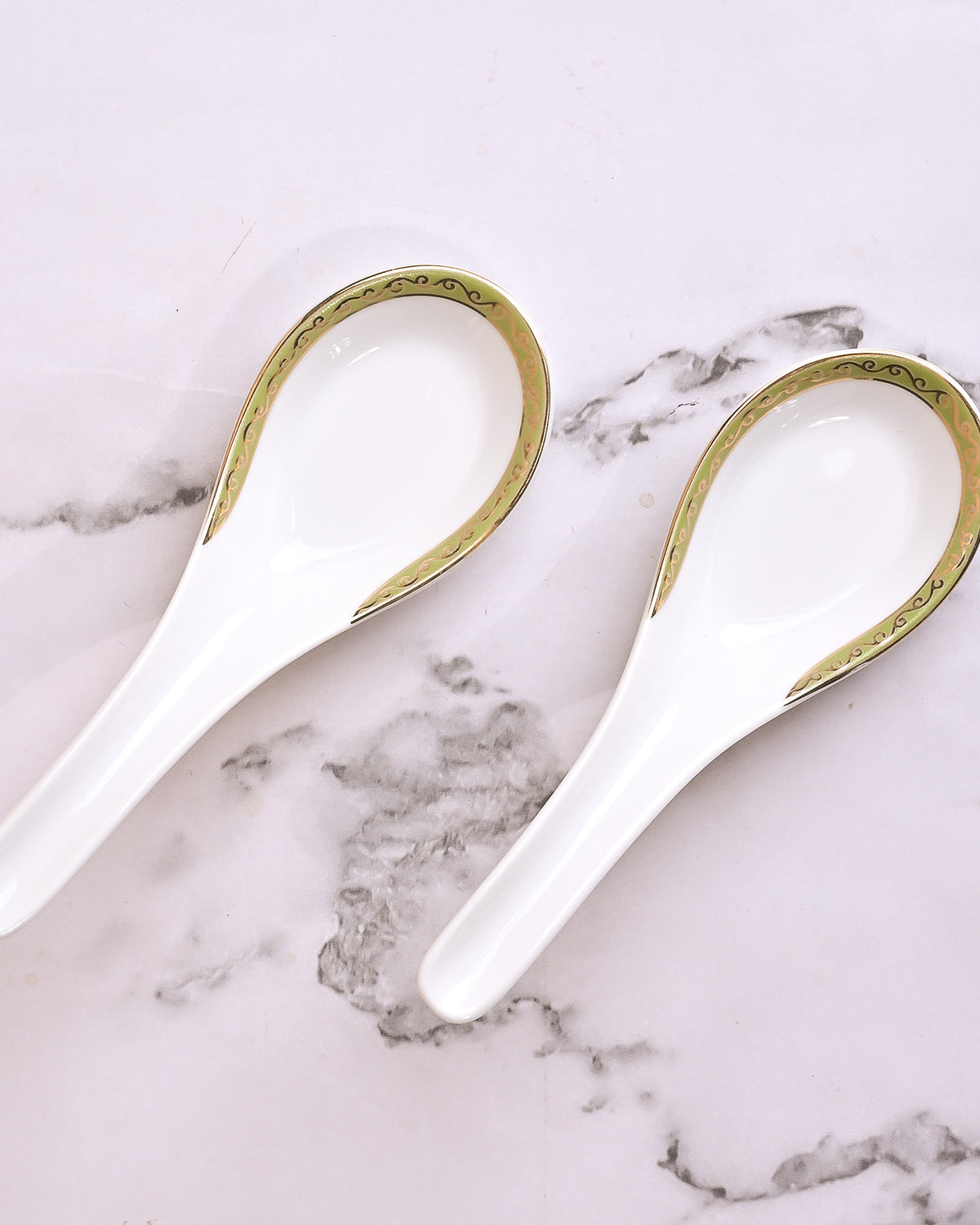 Two-piece porcelain bowl and spoon set for dining