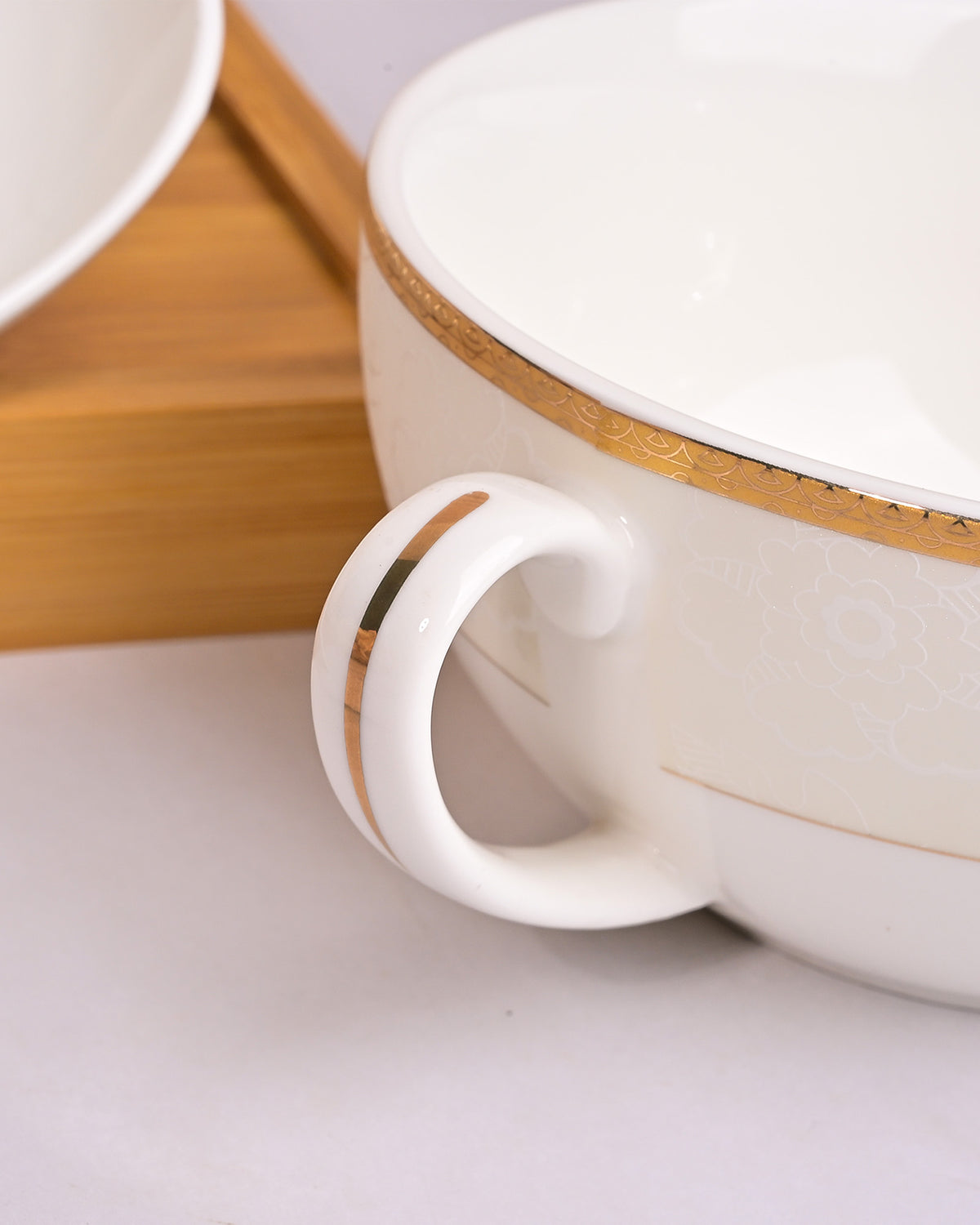 Sophisticated white bowl and spoon set for dining