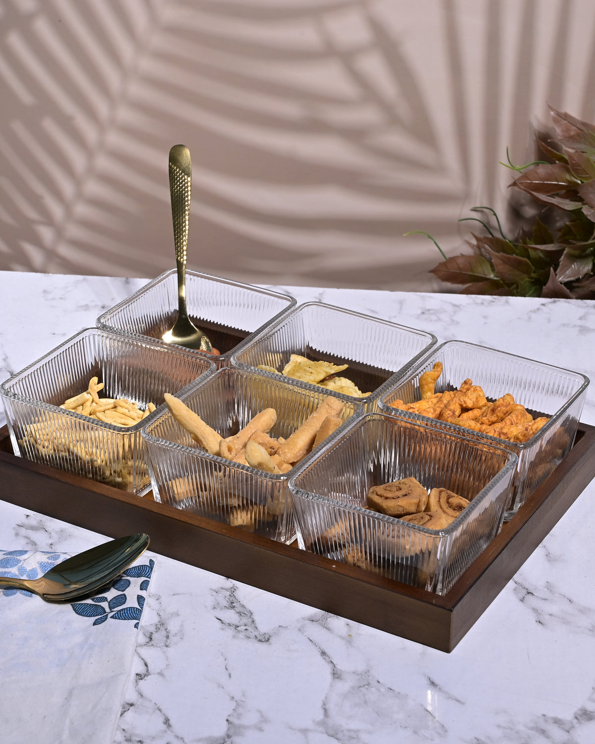 Elegant decorative bowl and tray combination