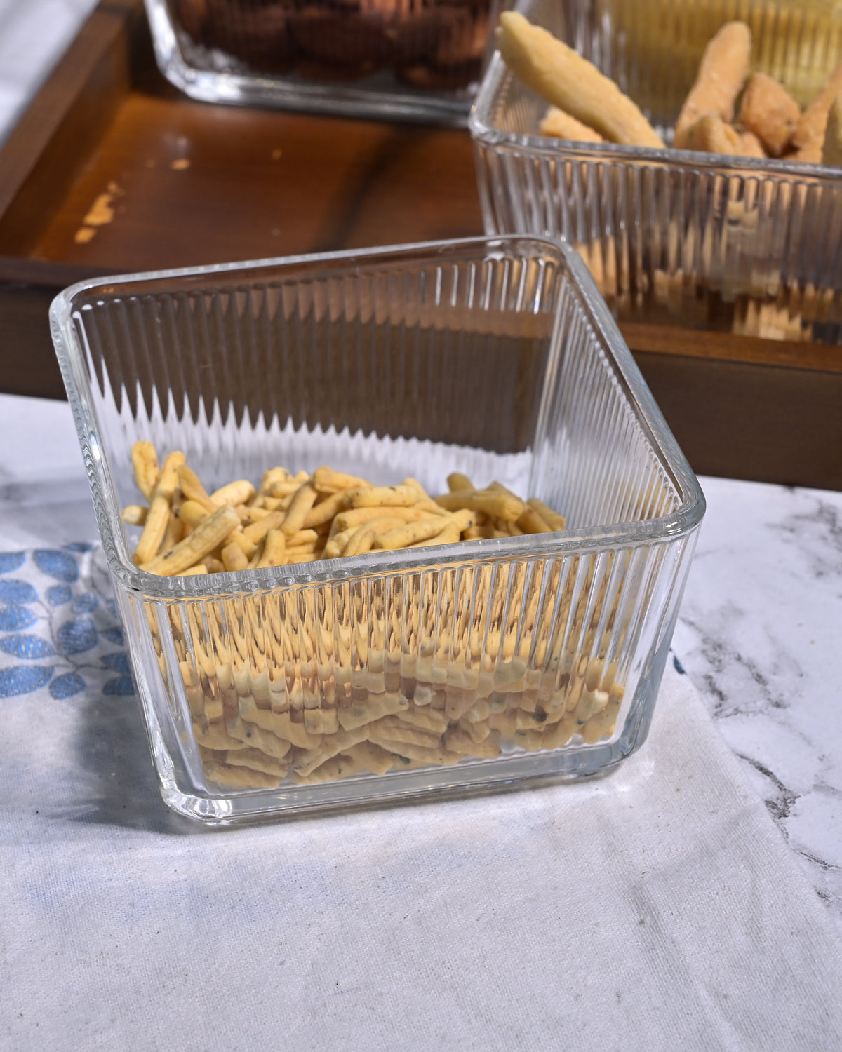 Glamorous glassware serving set for dining