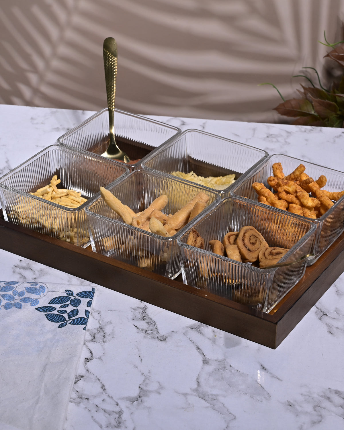 Decorative glass serving bowl with tray
