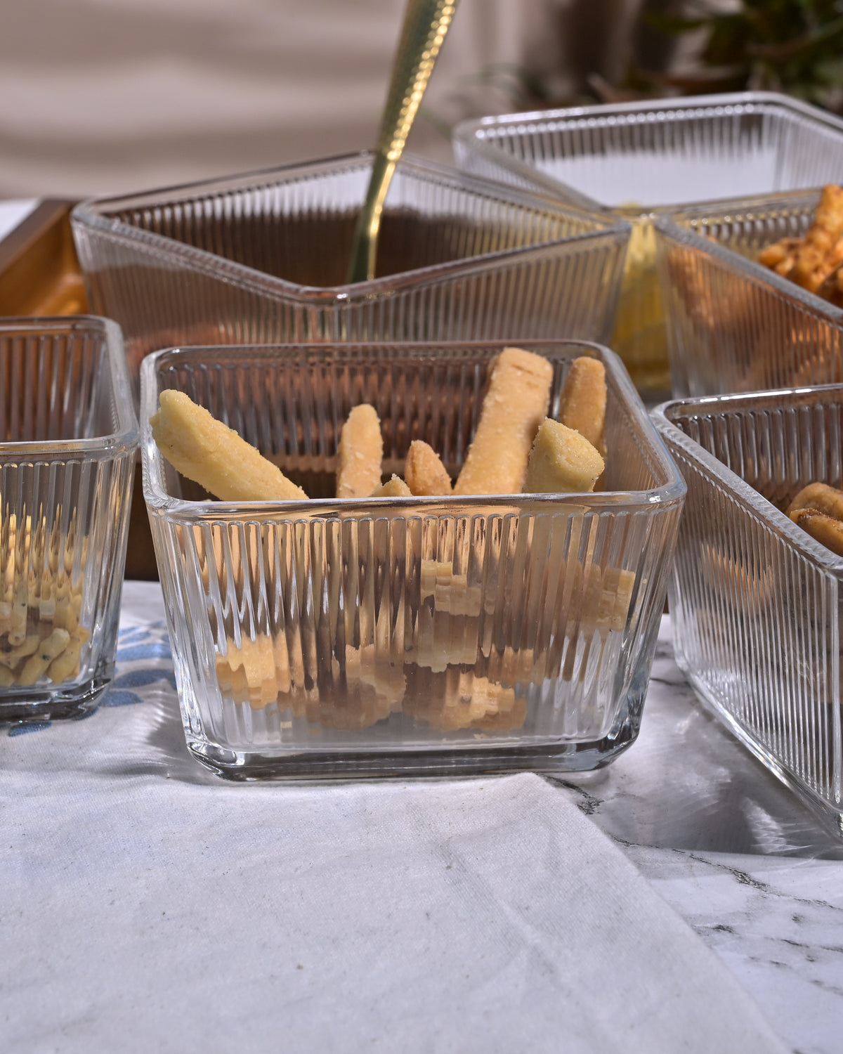Glass bowl and tray centerpiece for table