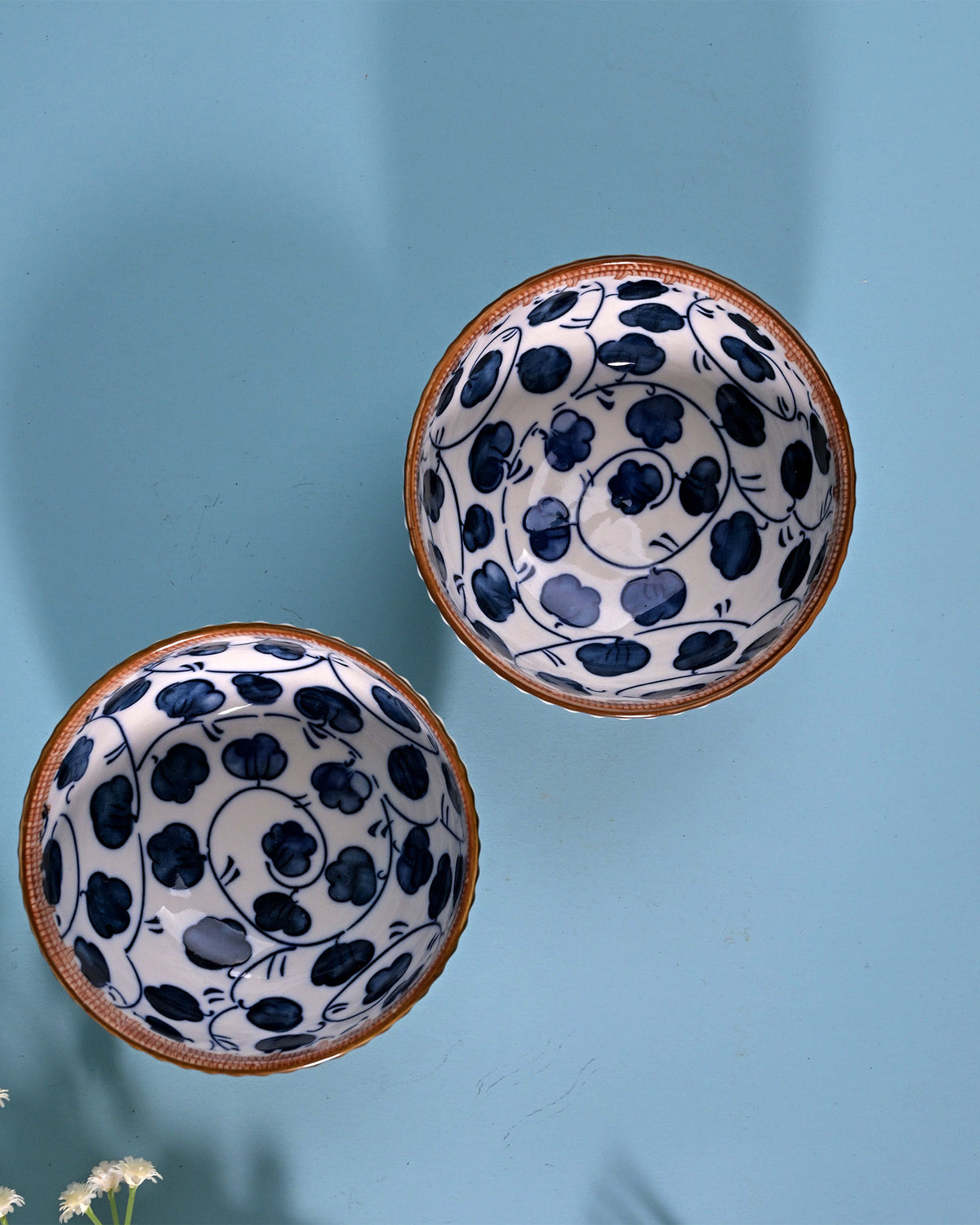 Ribbed porcelain bowls with hand-painted design