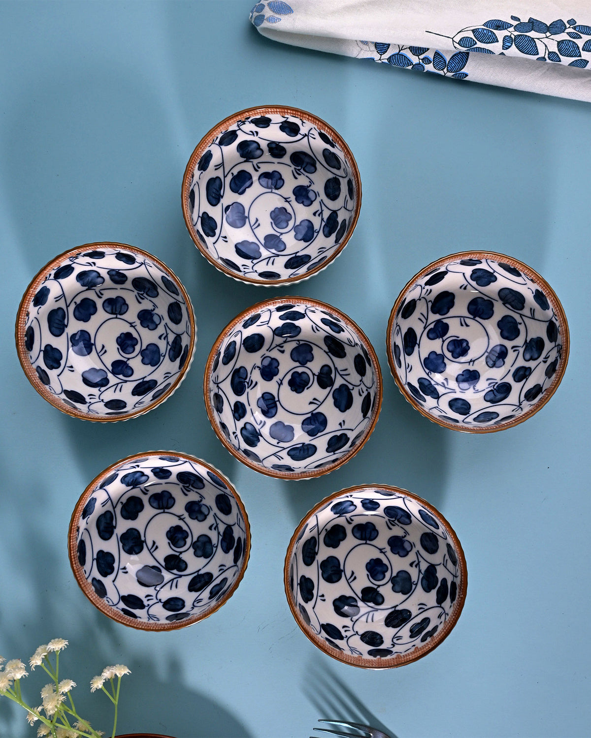Ribbed porcelain bowls with hand-painted design