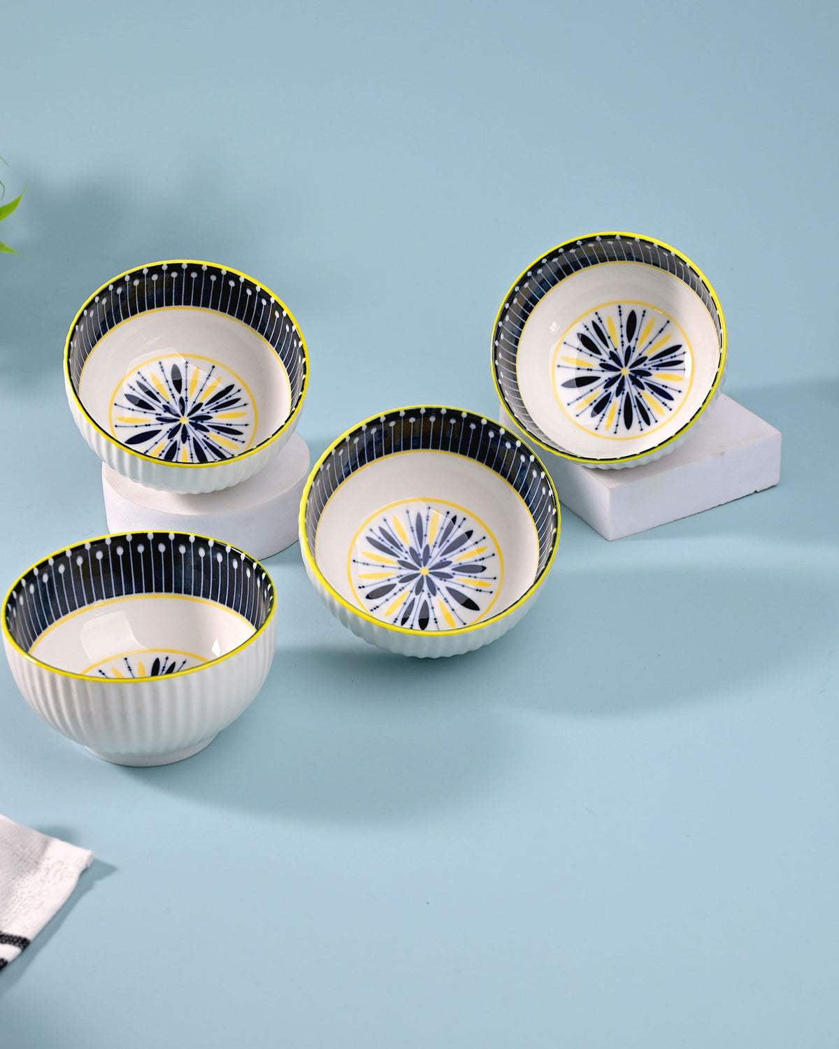 Set of 4 handpainted premium porcelain bowls
