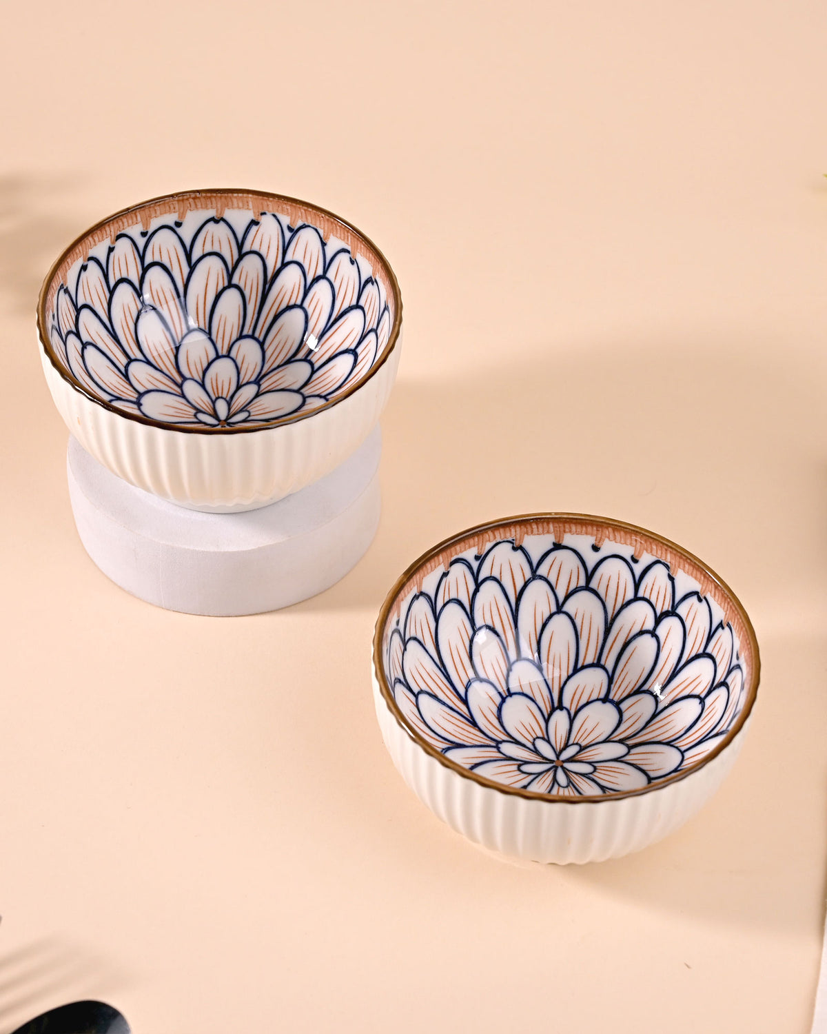 Set of two jasmine-inspired porcelain bowls