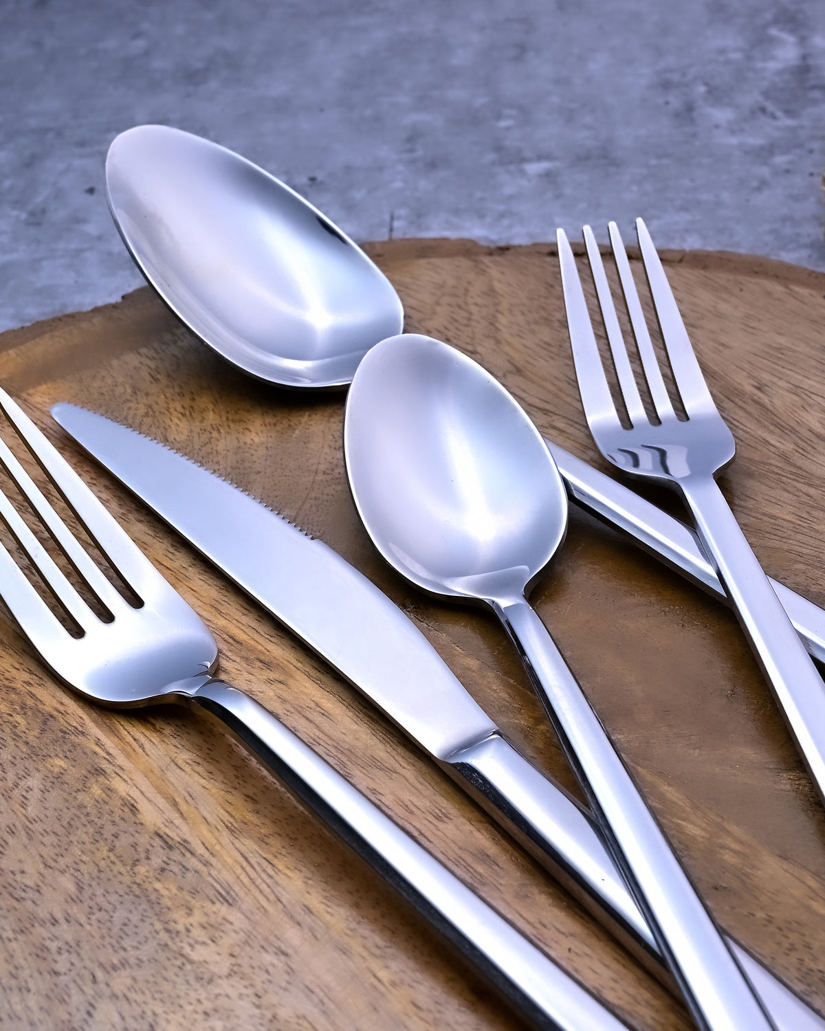 Luxe Sleek Feast Flatware – Sophisticated Tableware for Everyday Dining