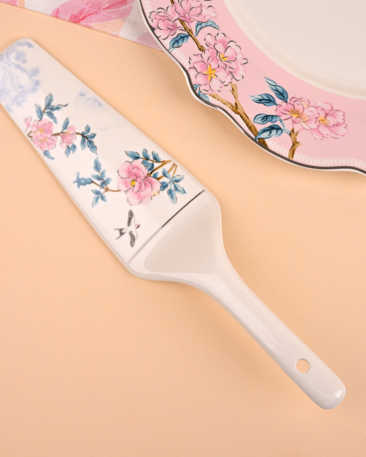 Sophisticated Magnolia Posh dining collection