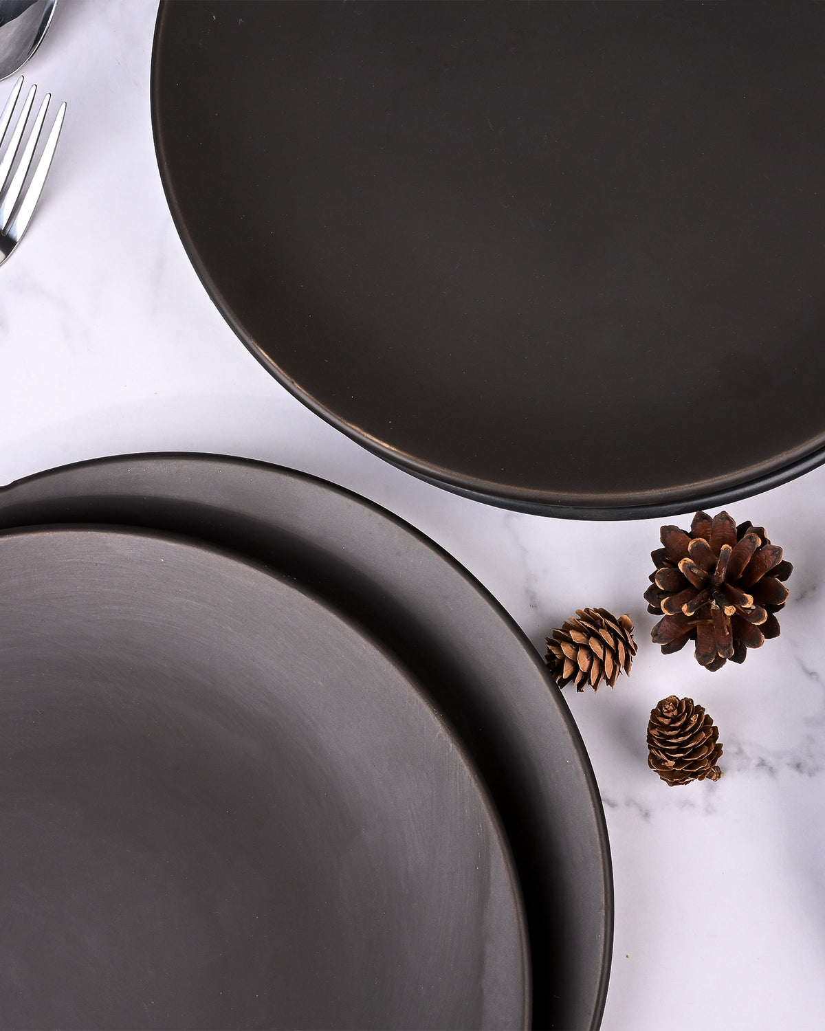 Set of 4 matte black ceramic dinner plates
