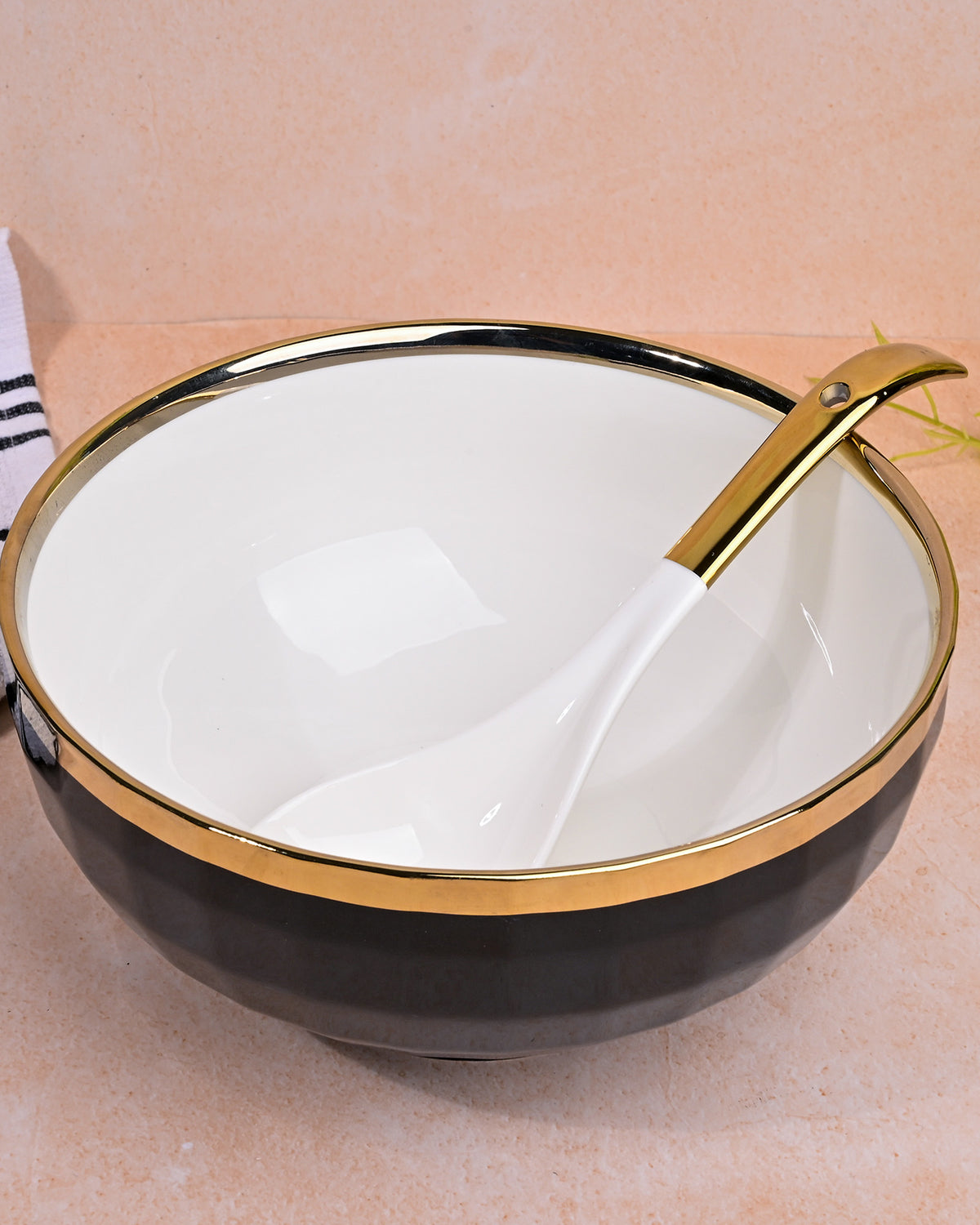 Sophisticated dark porcelain bowls with gold detailing