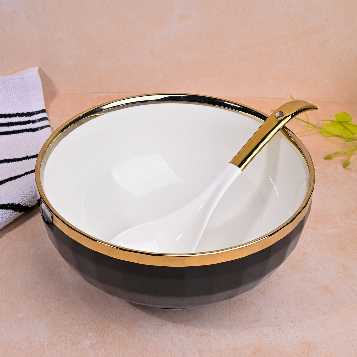 Sophisticated dark porcelain bowls with gold detailing