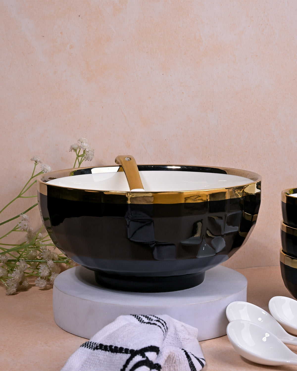 Opulent midnight gold tableware bowl set