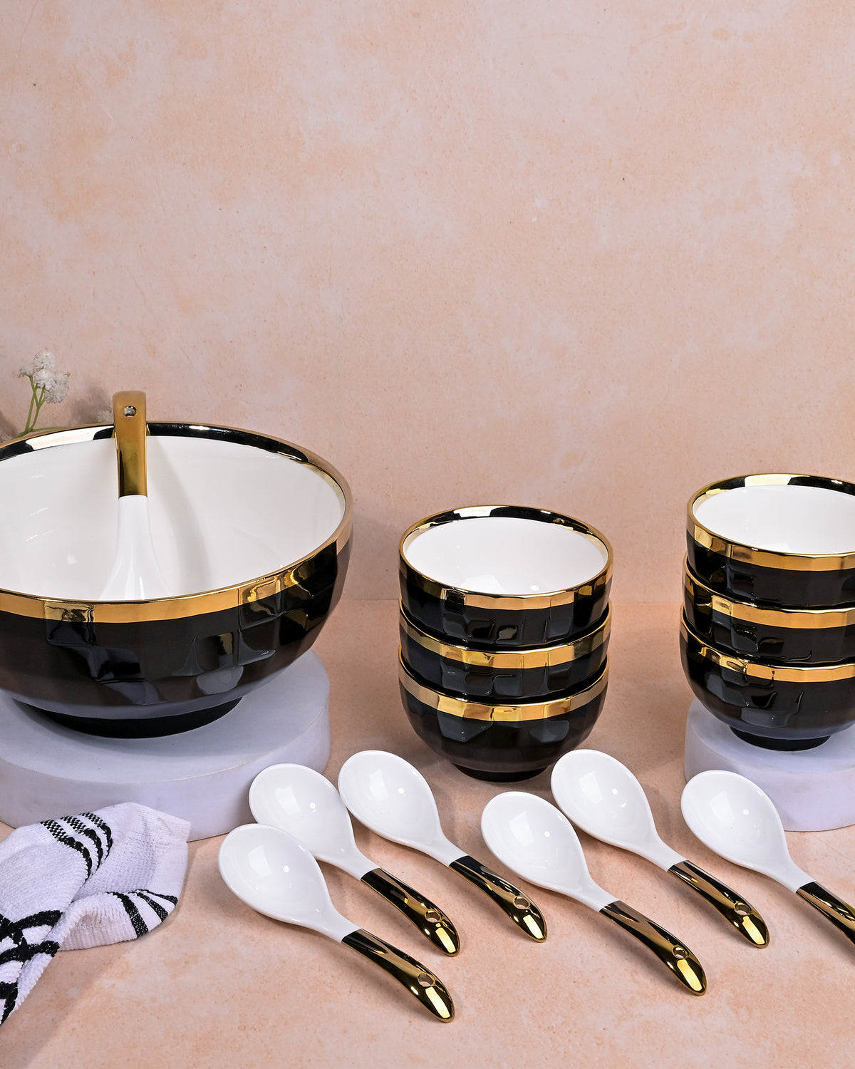 Sophisticated porcelain bowls with rich gold detailing