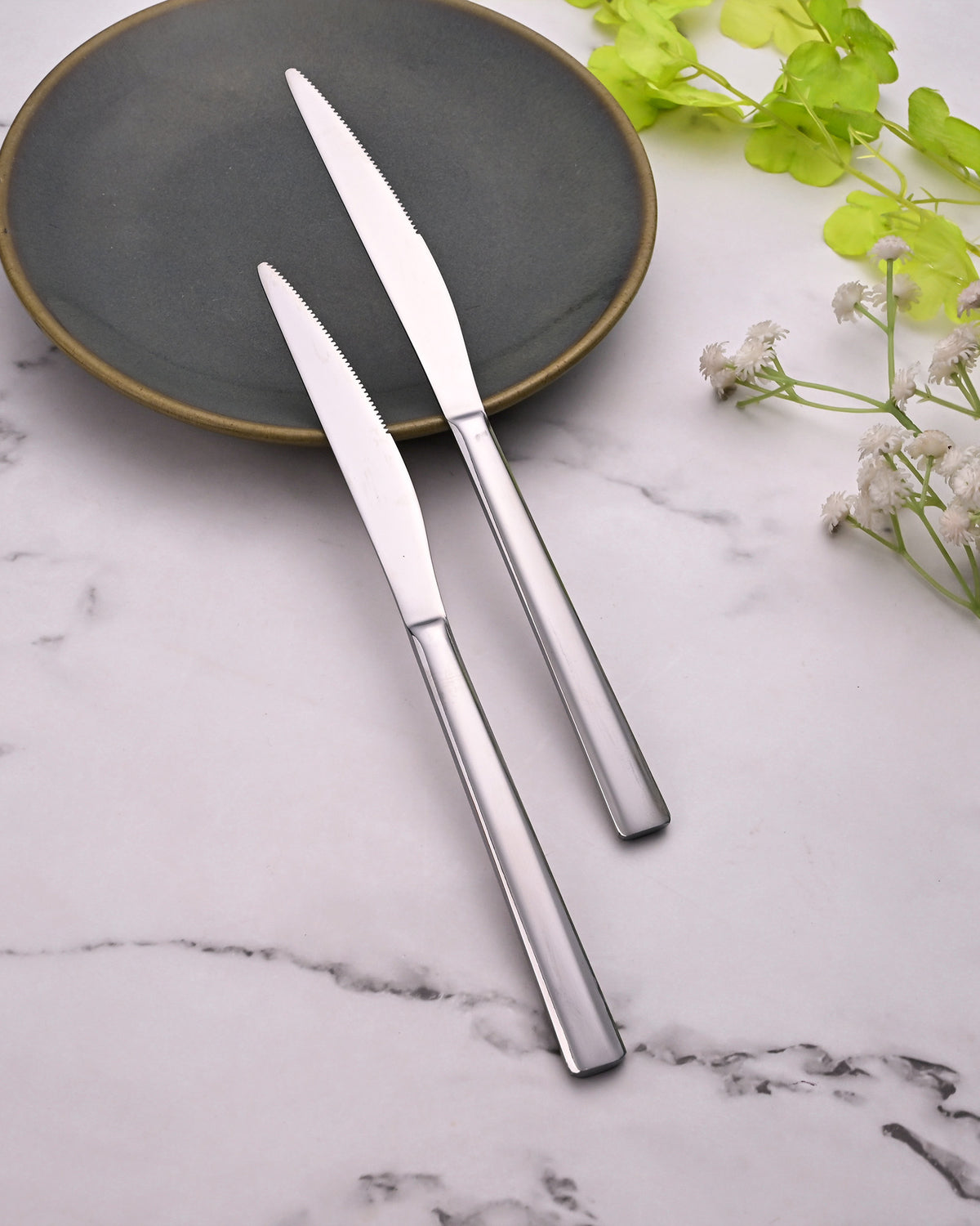 Smooth Slice Table Knives with a Sleek and Modern Design