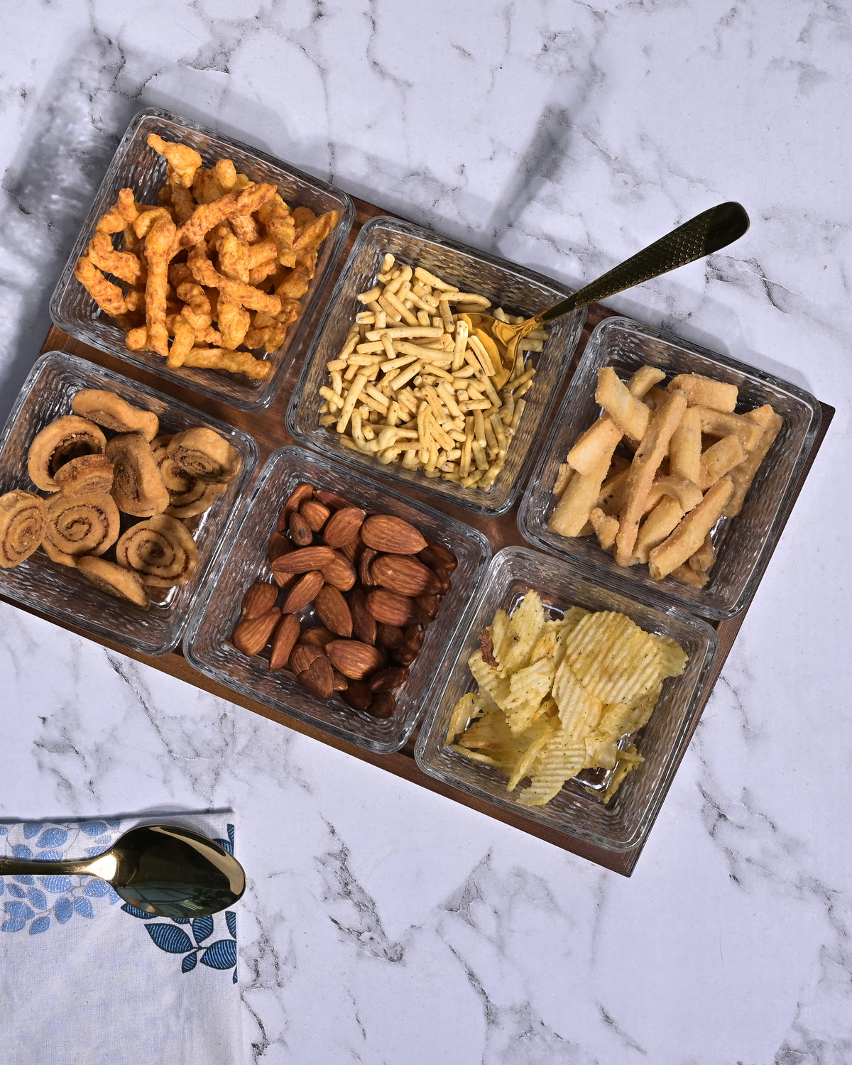 Decorative glass bowl and tray set for serving