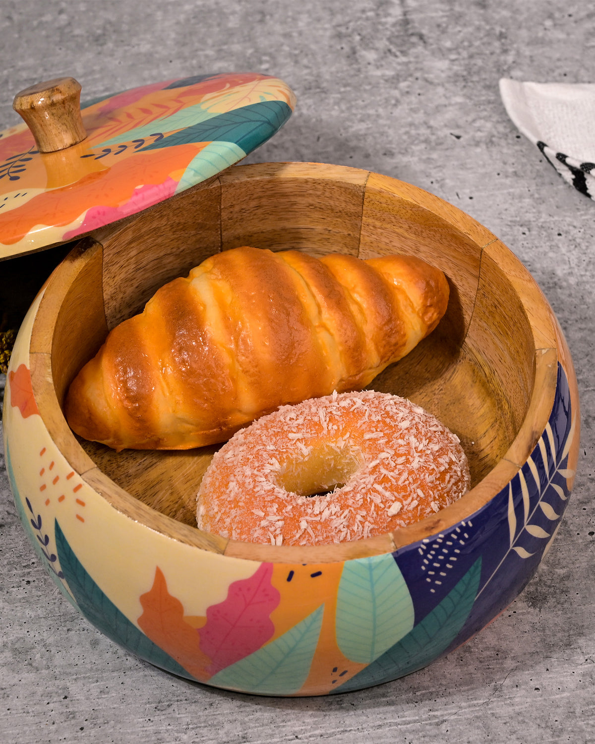 Round wooden casserole with tropical design