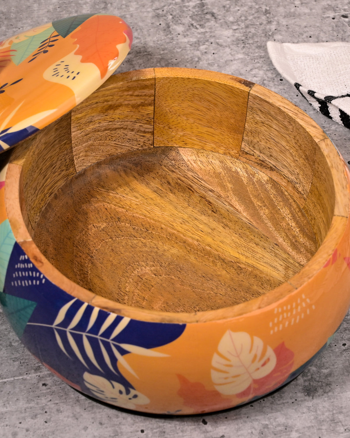 Tropical wooden casserole for dining