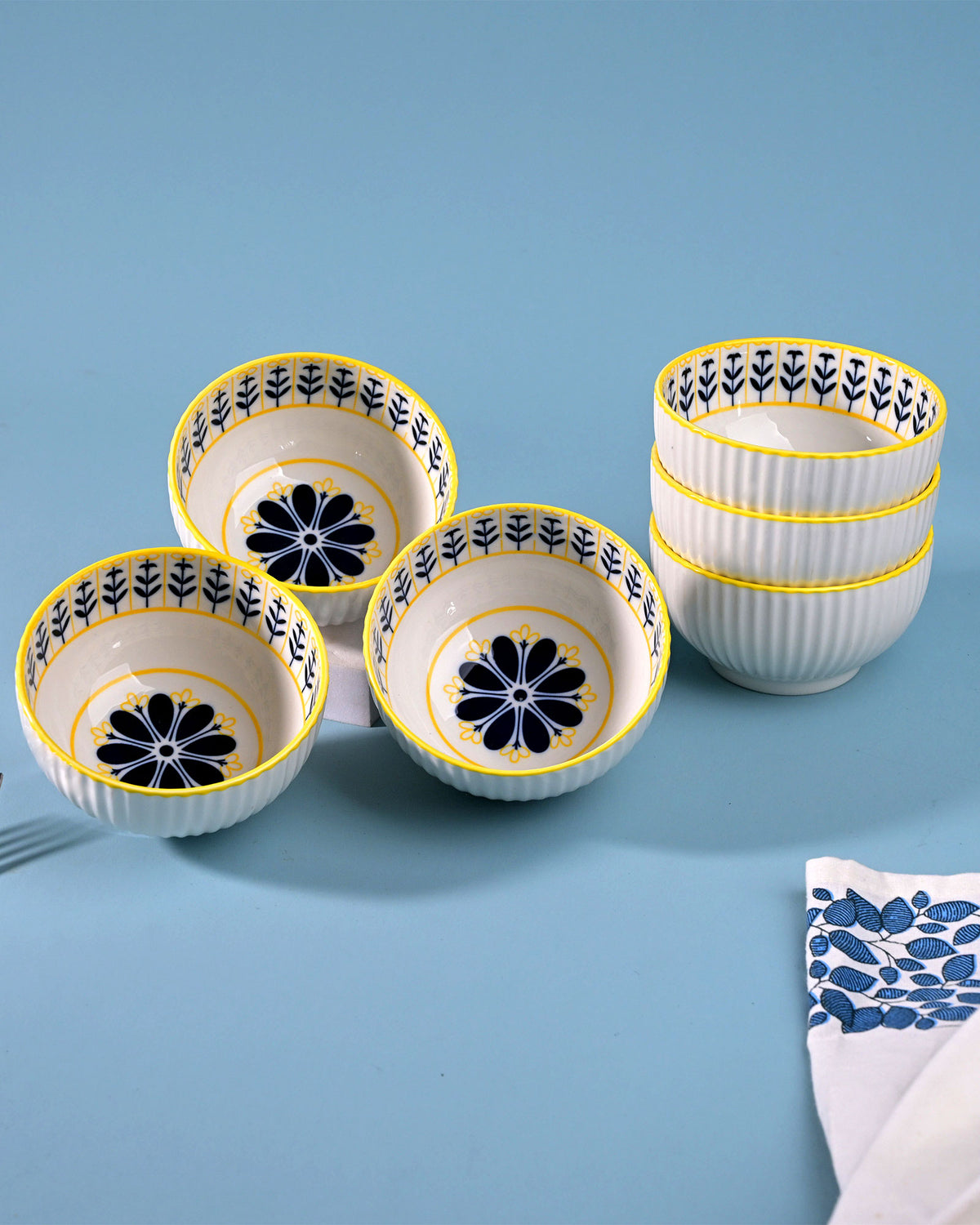 Elegant floral patterned porcelain bowl set