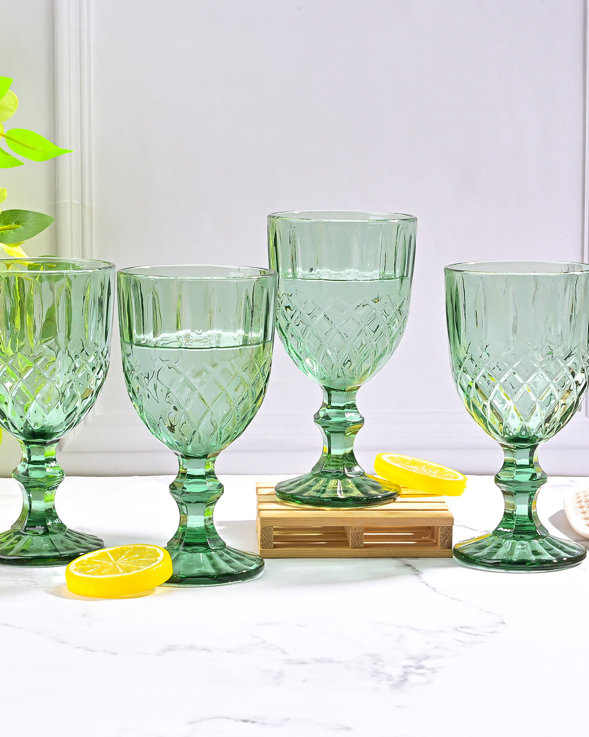 Elegant diamond detailing glass for stylish tableware