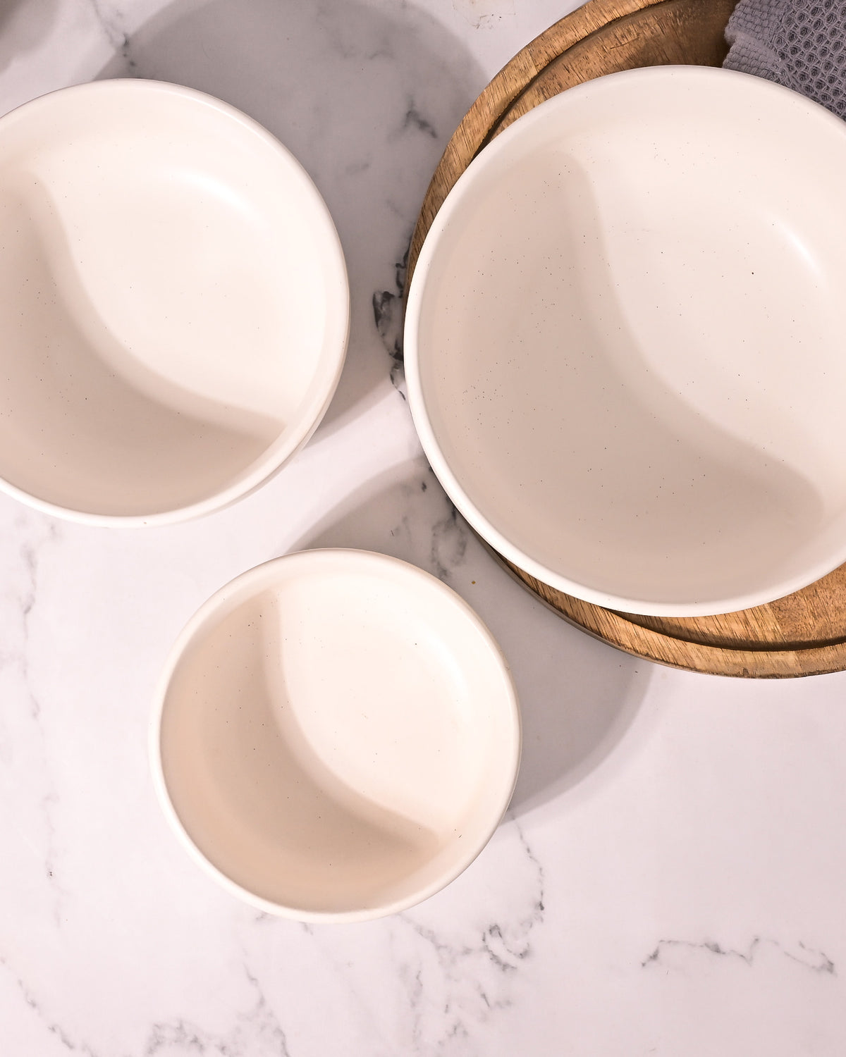 Elegant white leaf pattern serving bowls