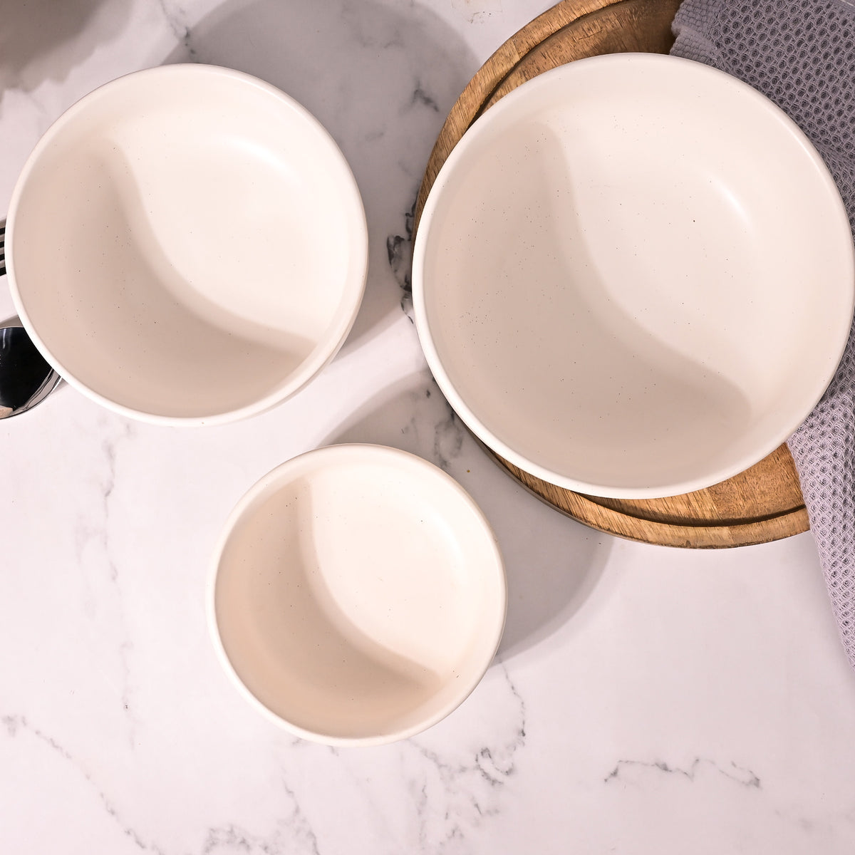 Elegant white leaf pattern serving bowls