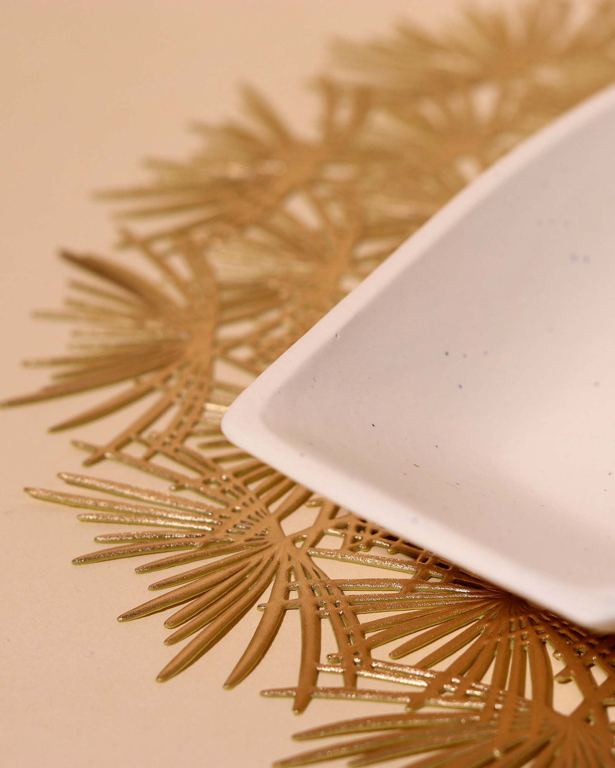 Stylish white leaf serving dish