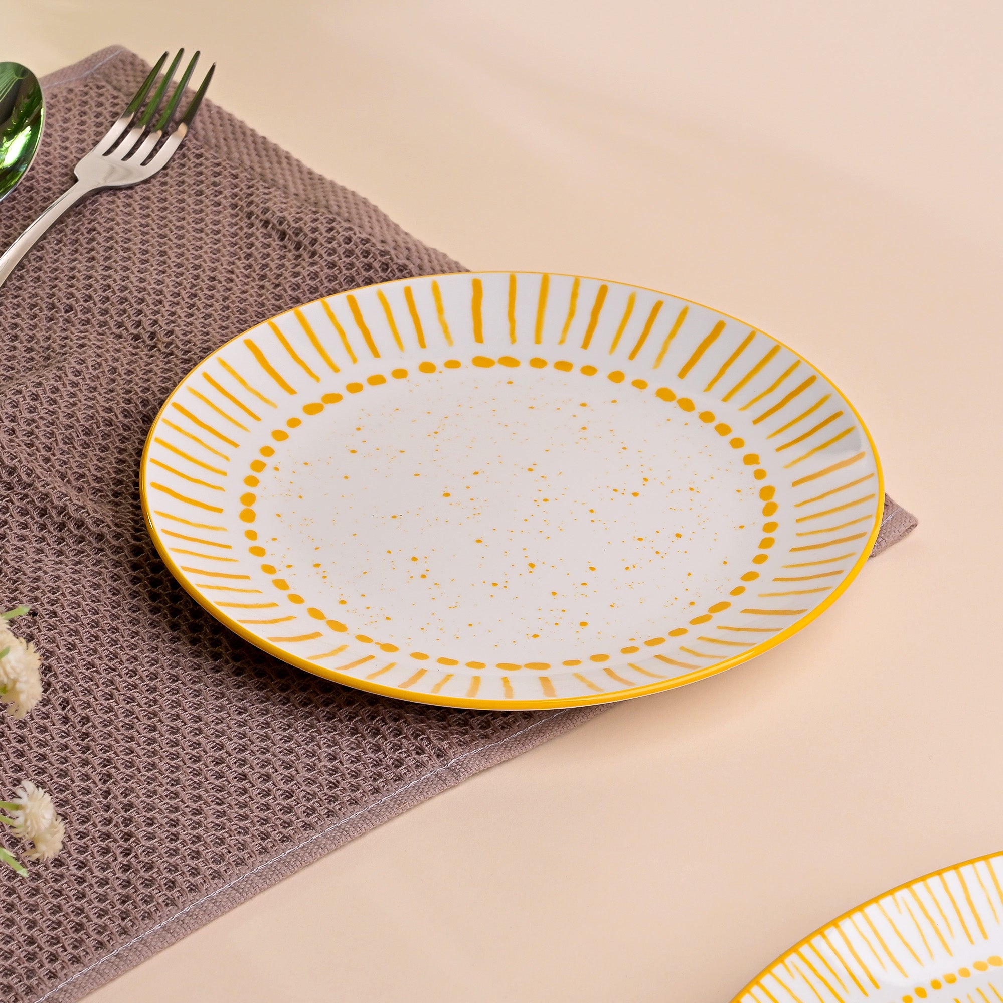 Amoret set of 2 white porcelain quarter plates

