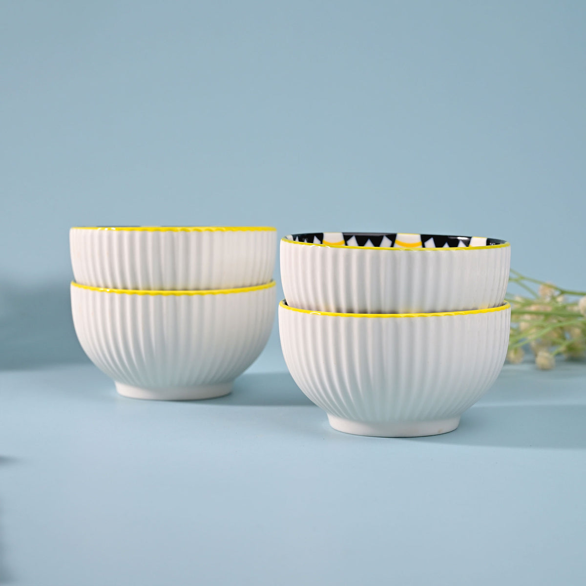 Elegant shiny porcelain bowl set

