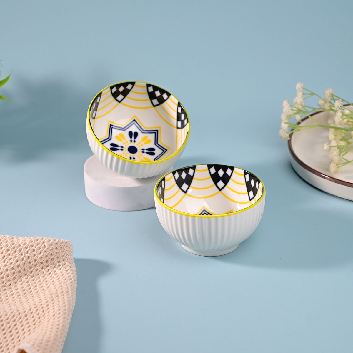 Set of 2 artistic shiny porcelain bowls

