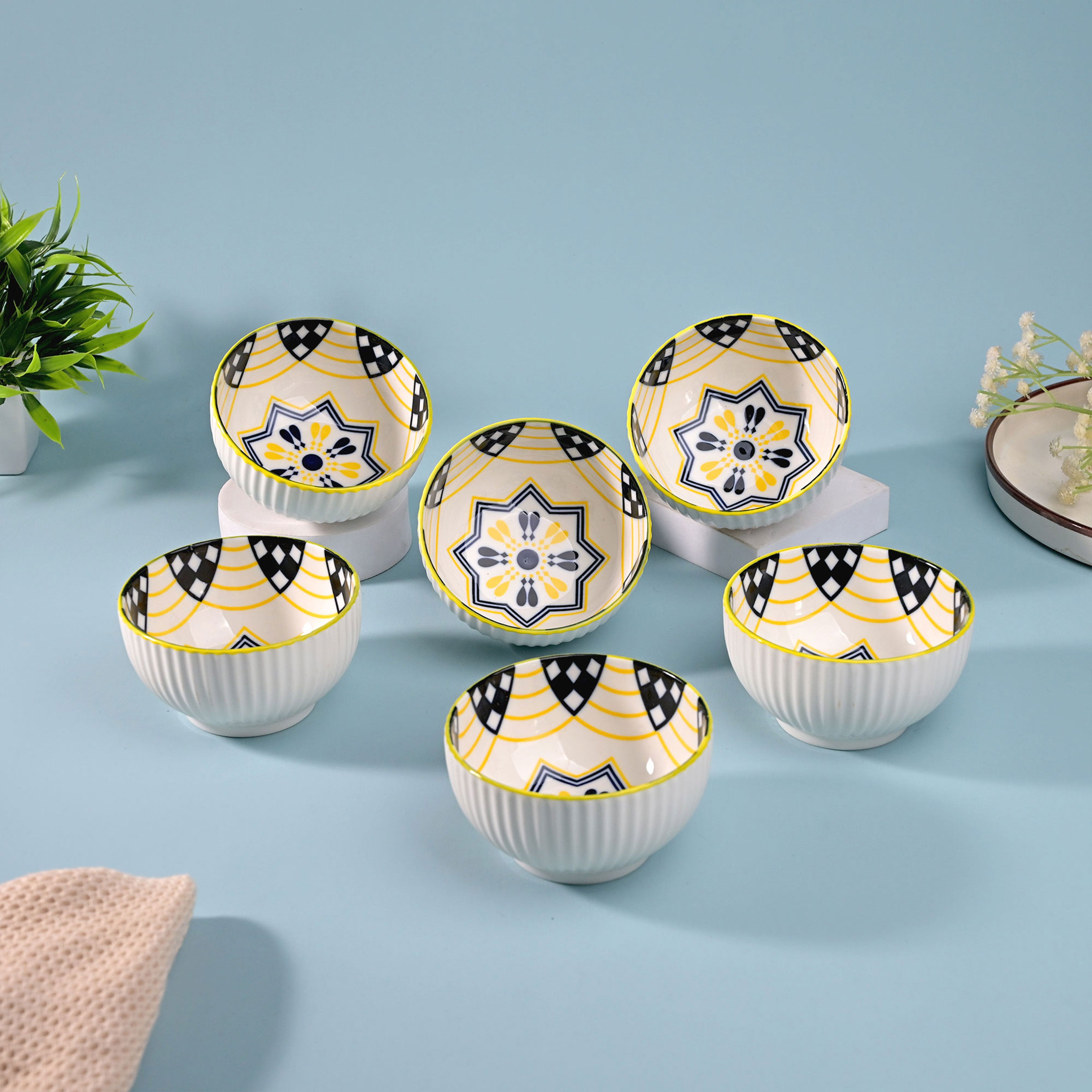 Set of 6 artistic shiny porcelain bowls

