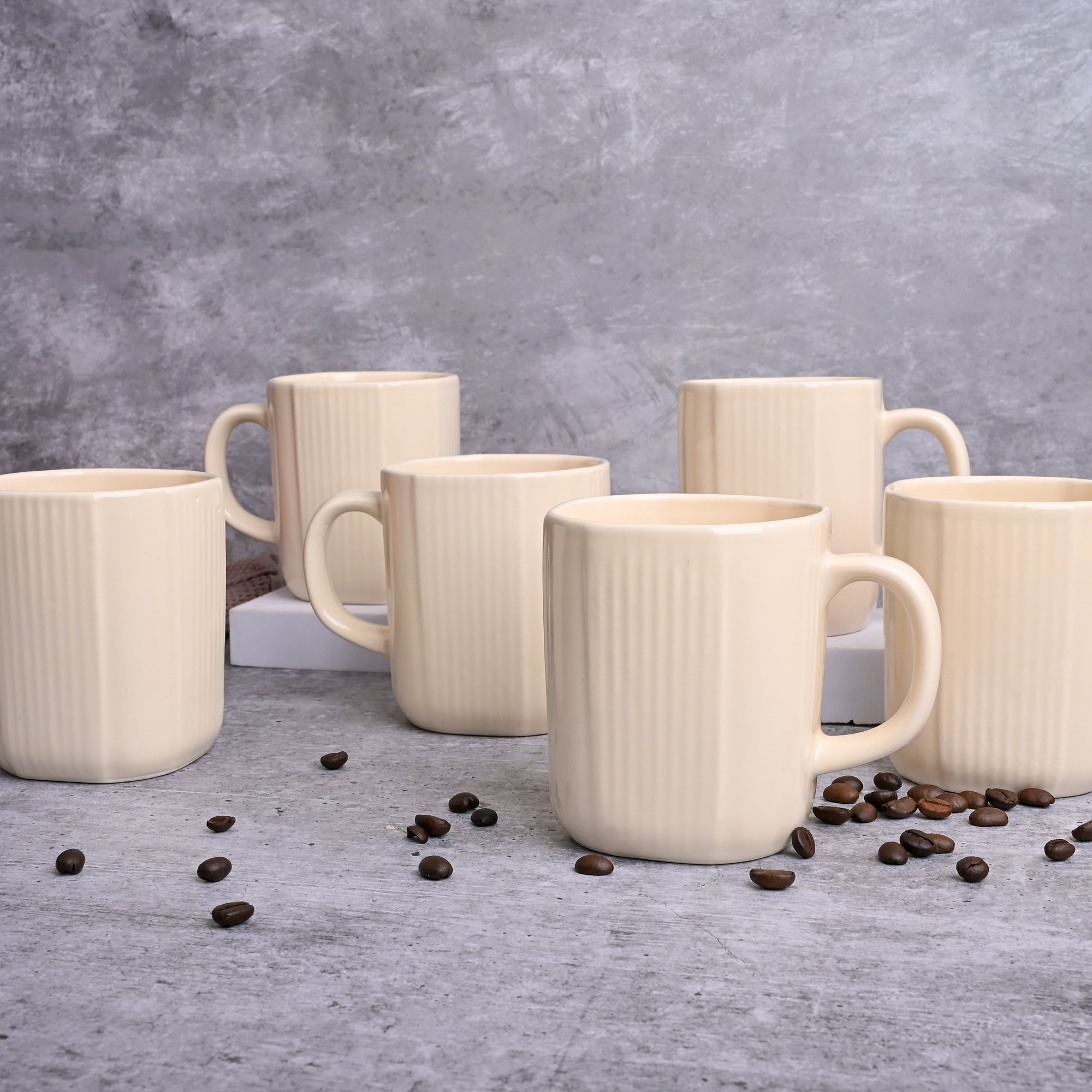 Beige statement coffee mug set

