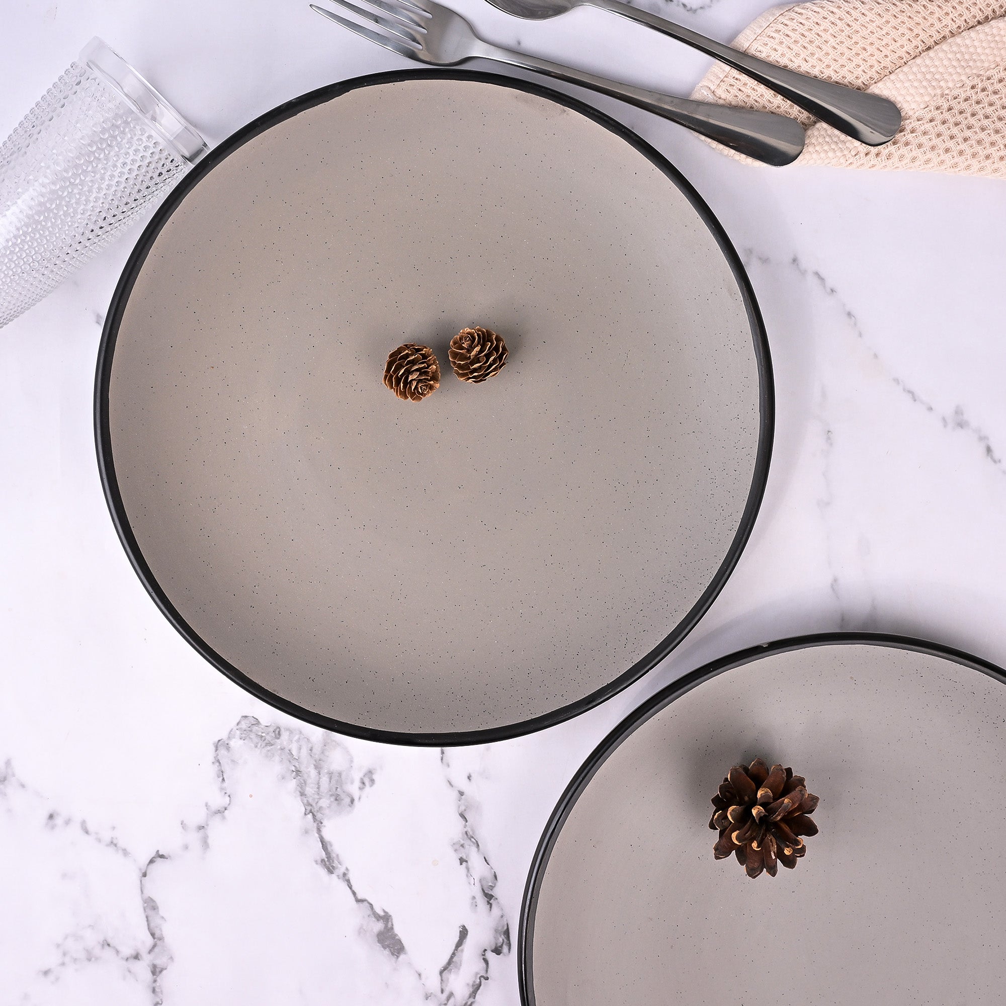 Set of 2 grey dinner plates with black rim

