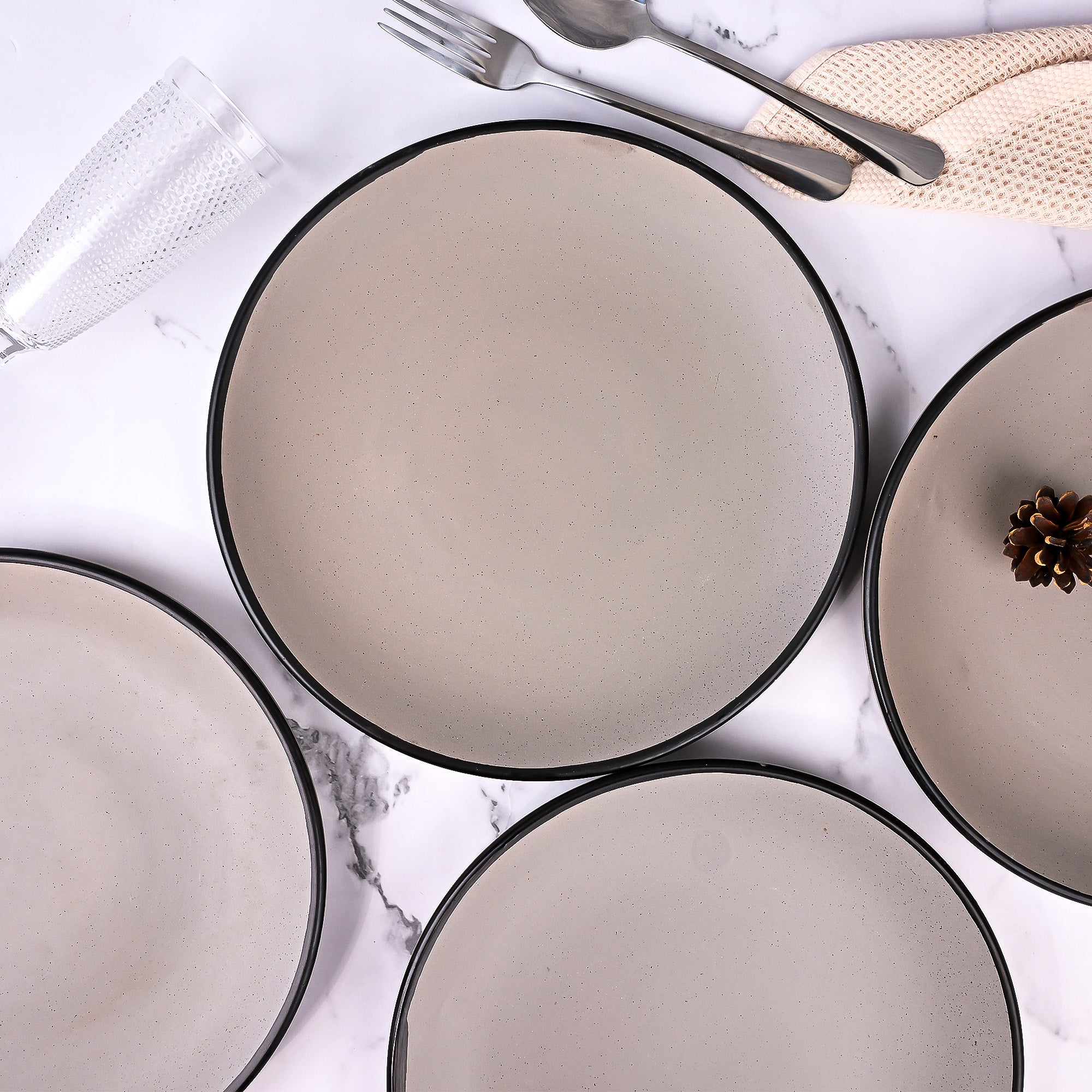 Set of 4 grey dinner plates with black rim

